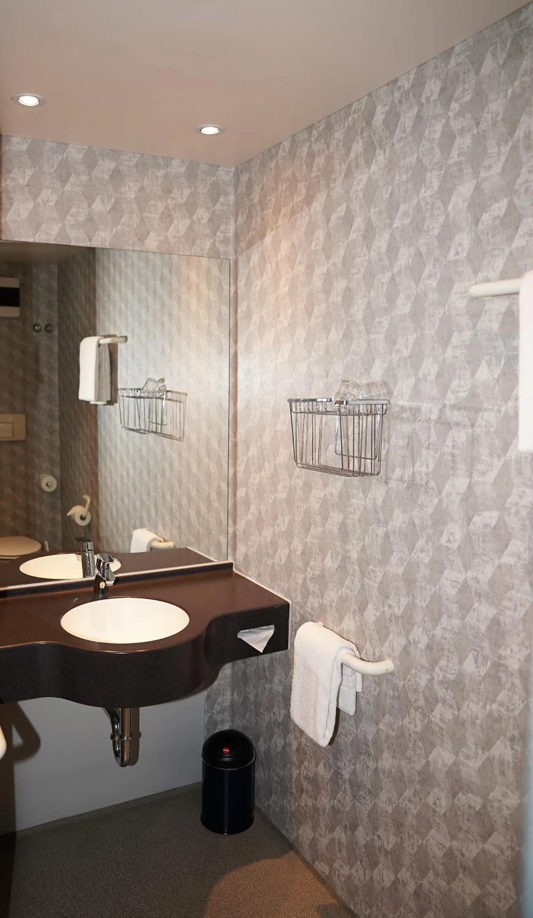 Bathroom in bonjour Tagungshotel Stuttgart-Gerlingen
