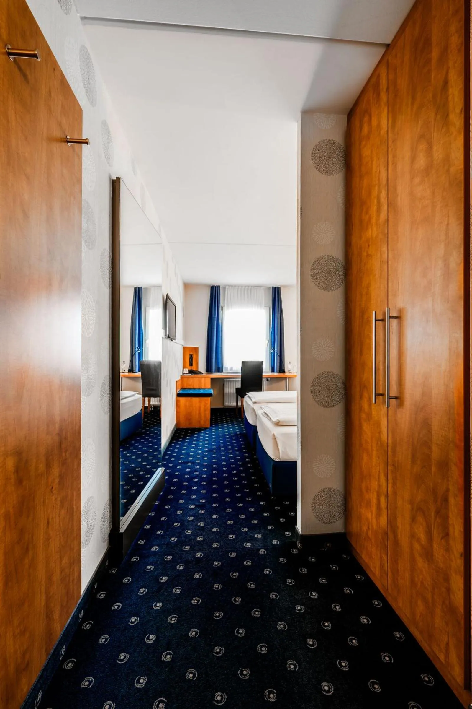 Photo of the whole room, Bed in bonjour Tagungshotel Stuttgart-Gerlingen