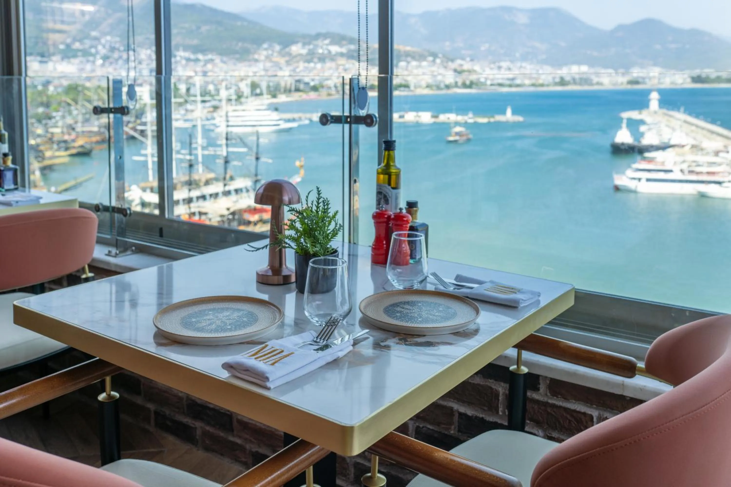 Restaurant/places to eat in Numa Port Hotel