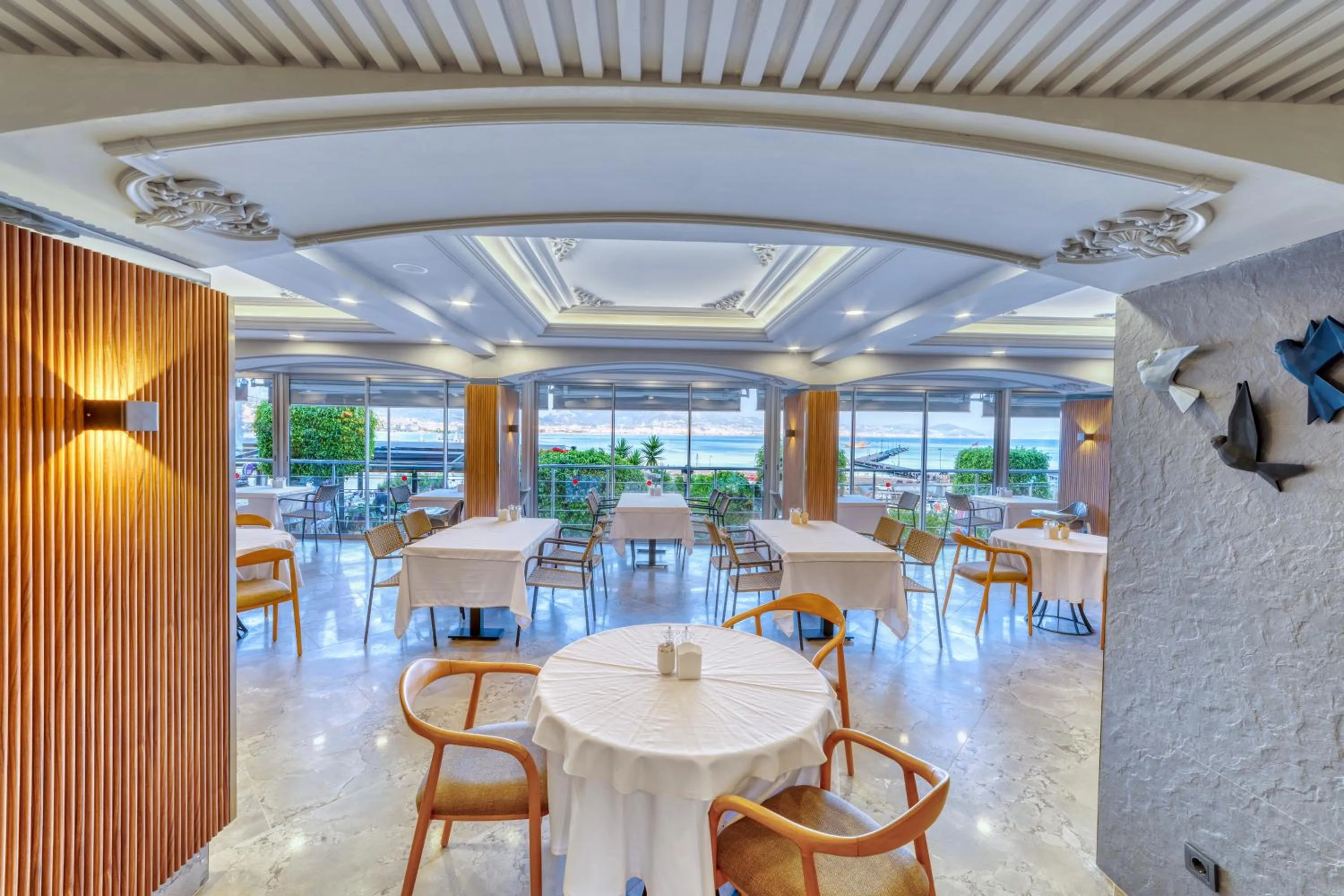Restaurant/places to eat in Numa Port Hotel