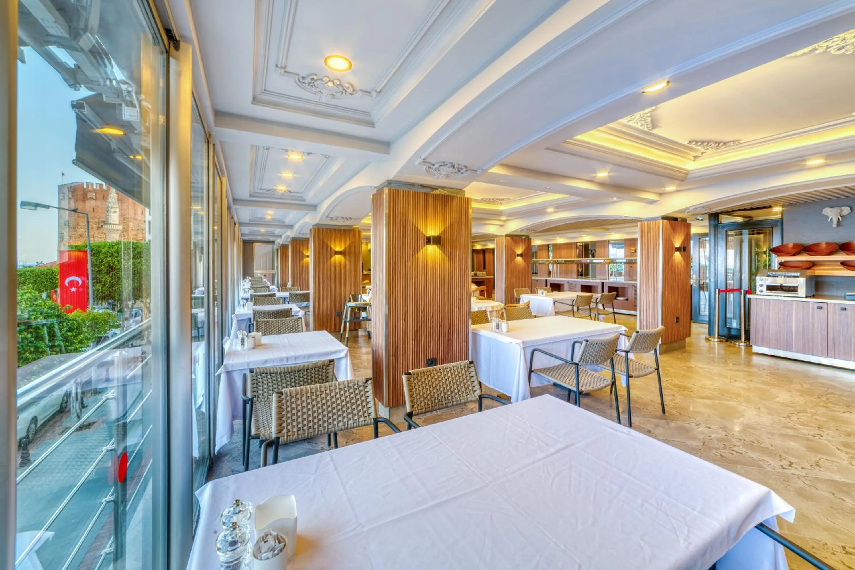 Restaurant/places to eat in Numa Port Hotel