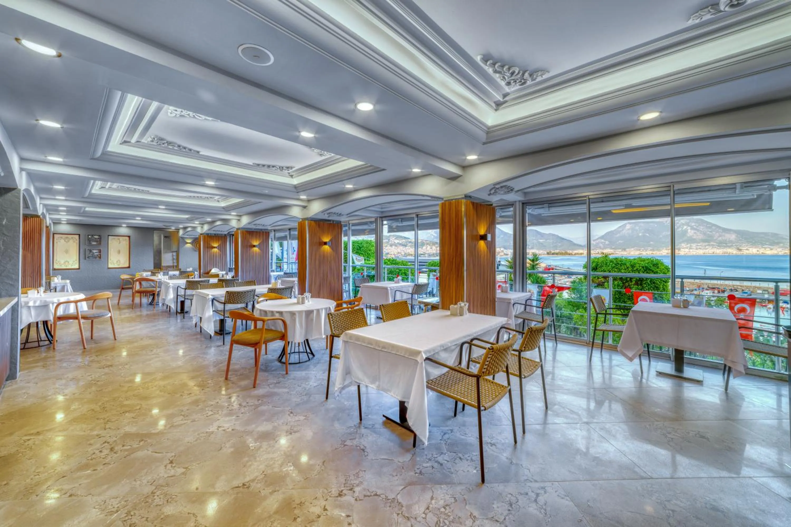Restaurant/places to eat in Numa Port Hotel