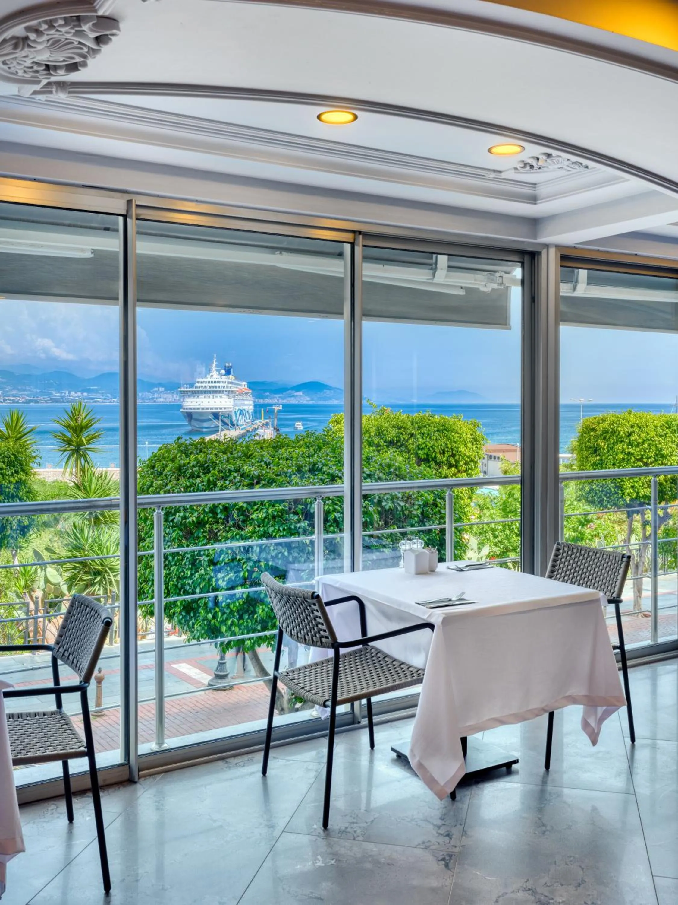 Restaurant/places to eat in Numa Port Hotel