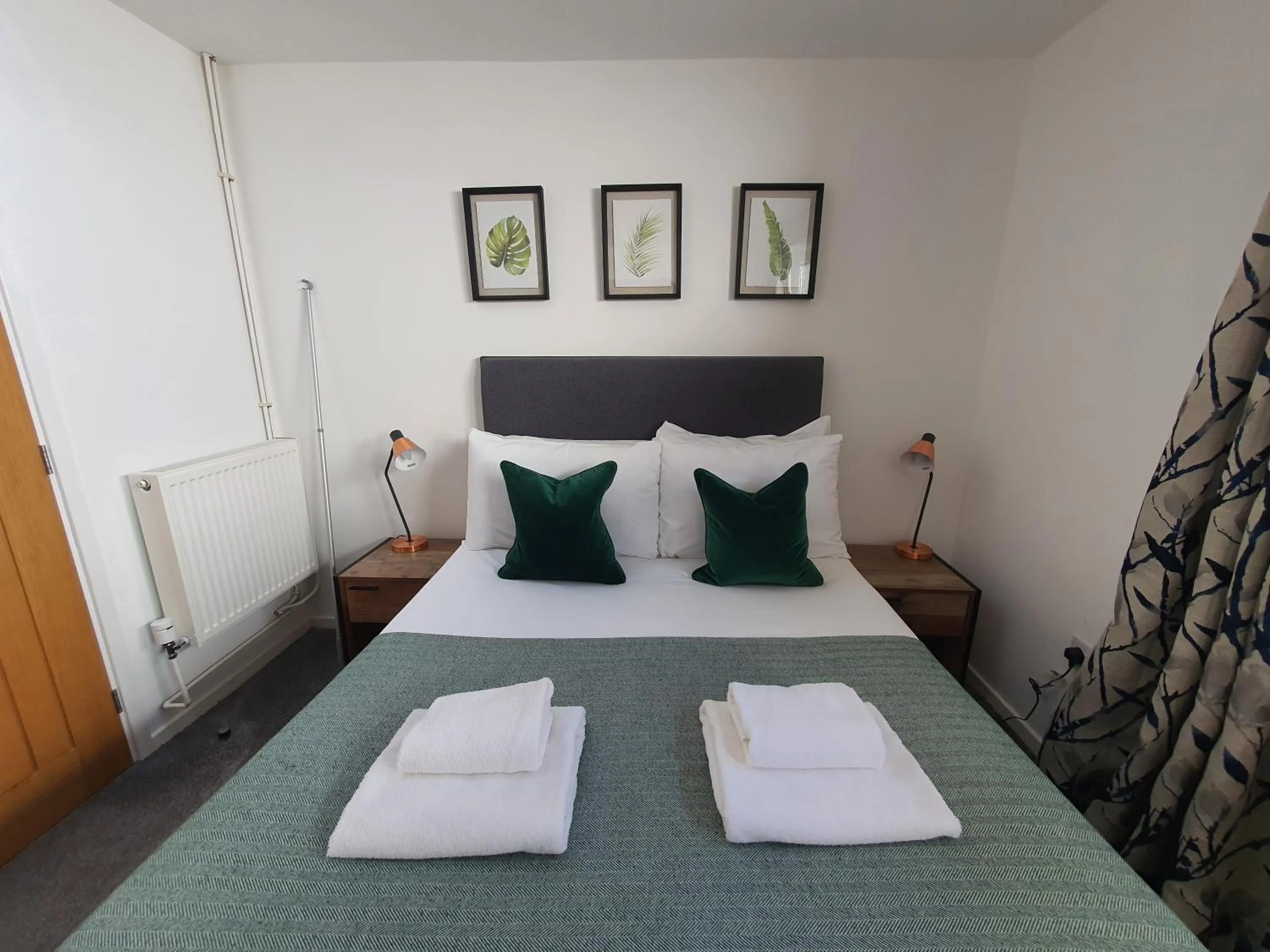 Bed in North Cambridge Guesthouse by Payman Club