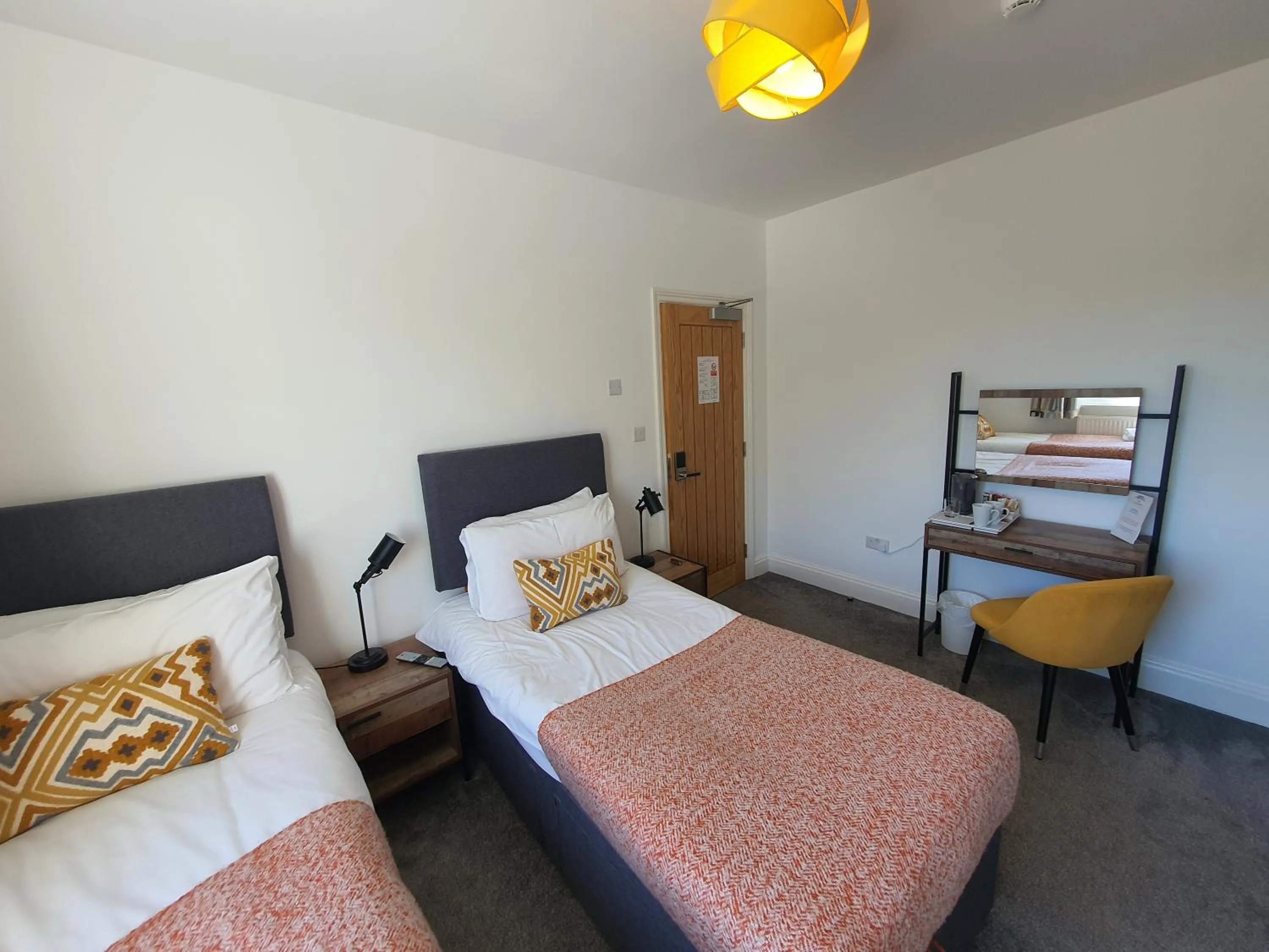 Bed in North Cambridge Guesthouse by Payman Club