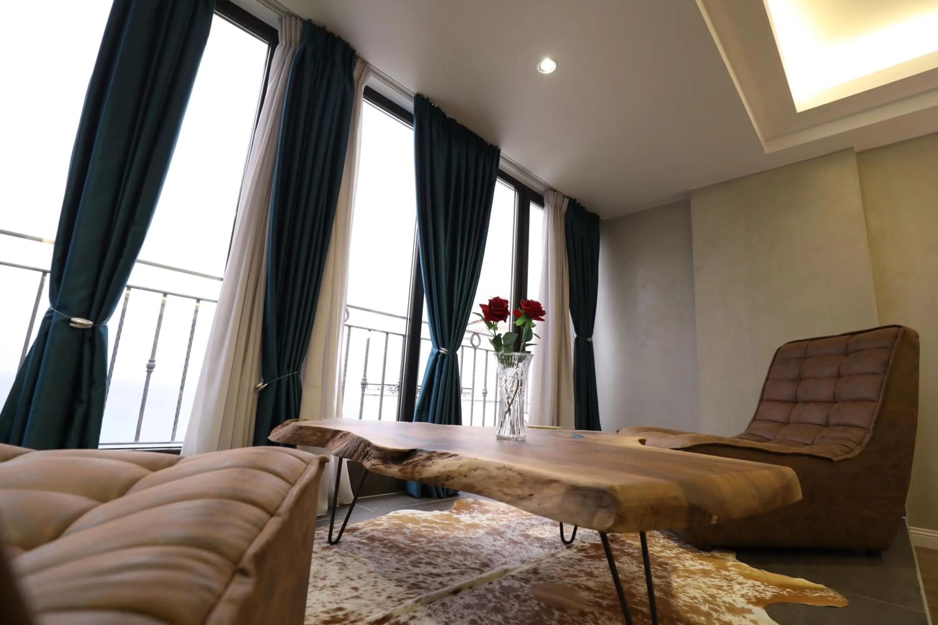 Seating area, Bed in Hotel 1 Maji