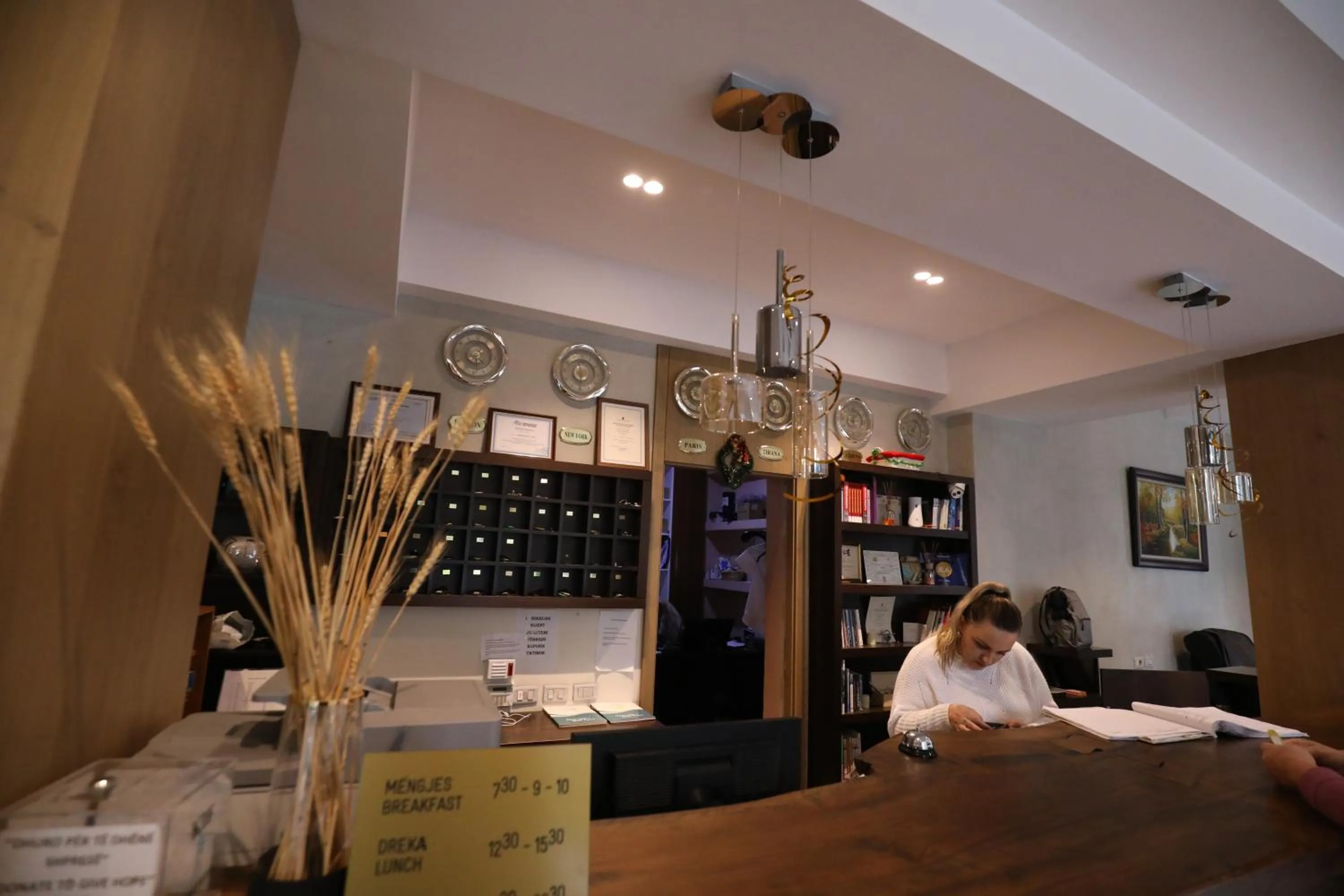 People in Hotel 1 Maji