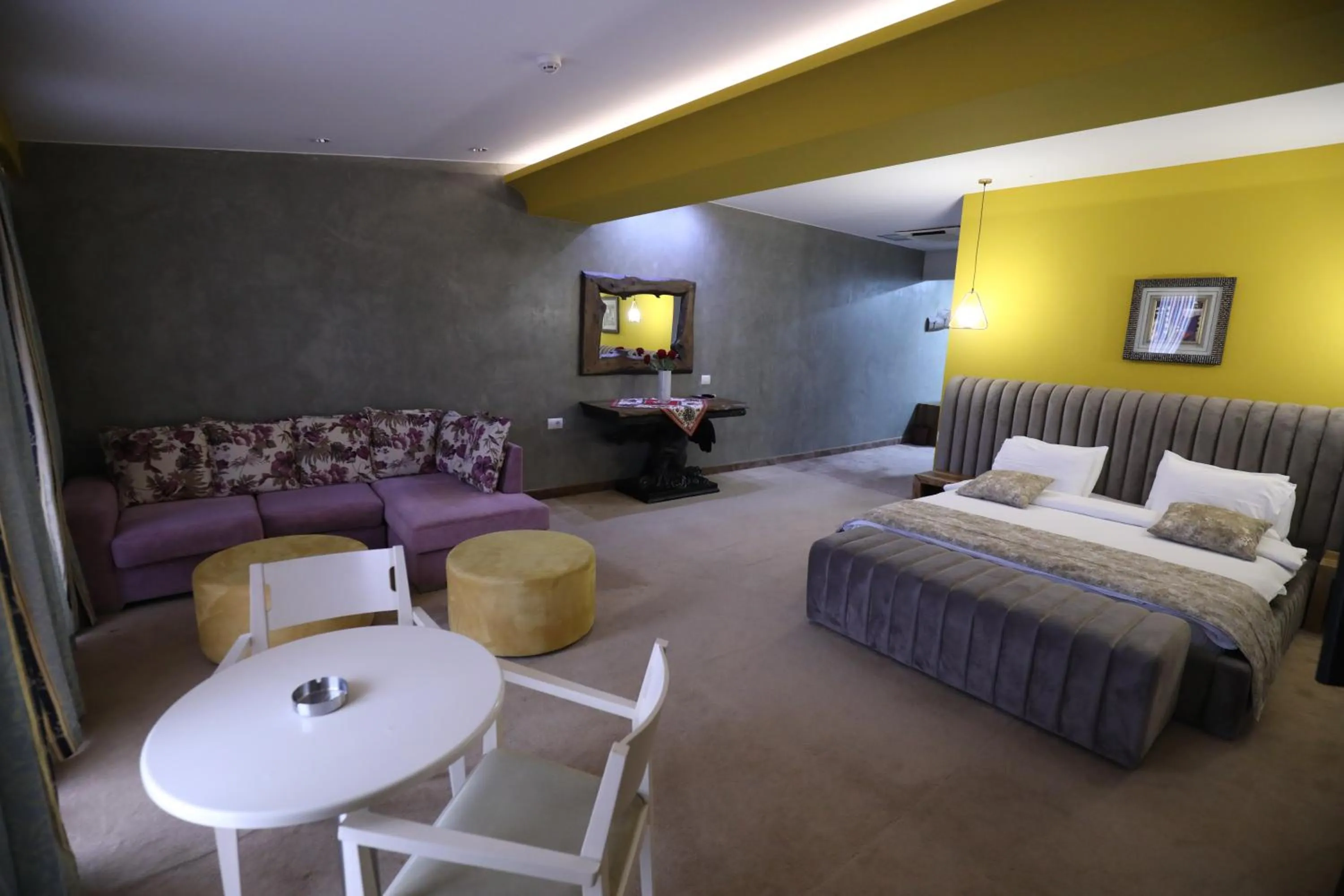 Seating area, Bed in Hotel 1 Maji