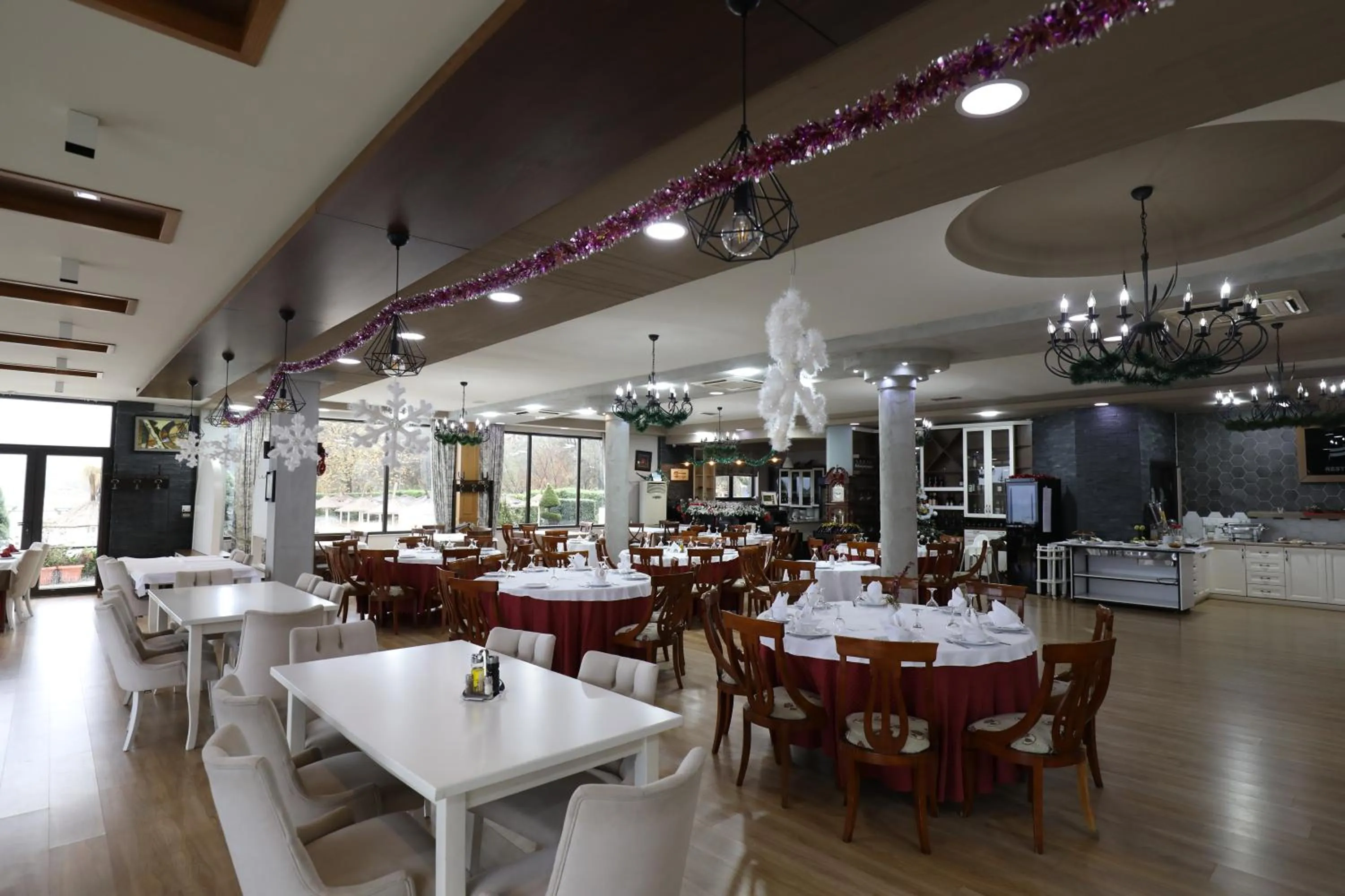 Restaurant/places to eat in Hotel 1 Maji