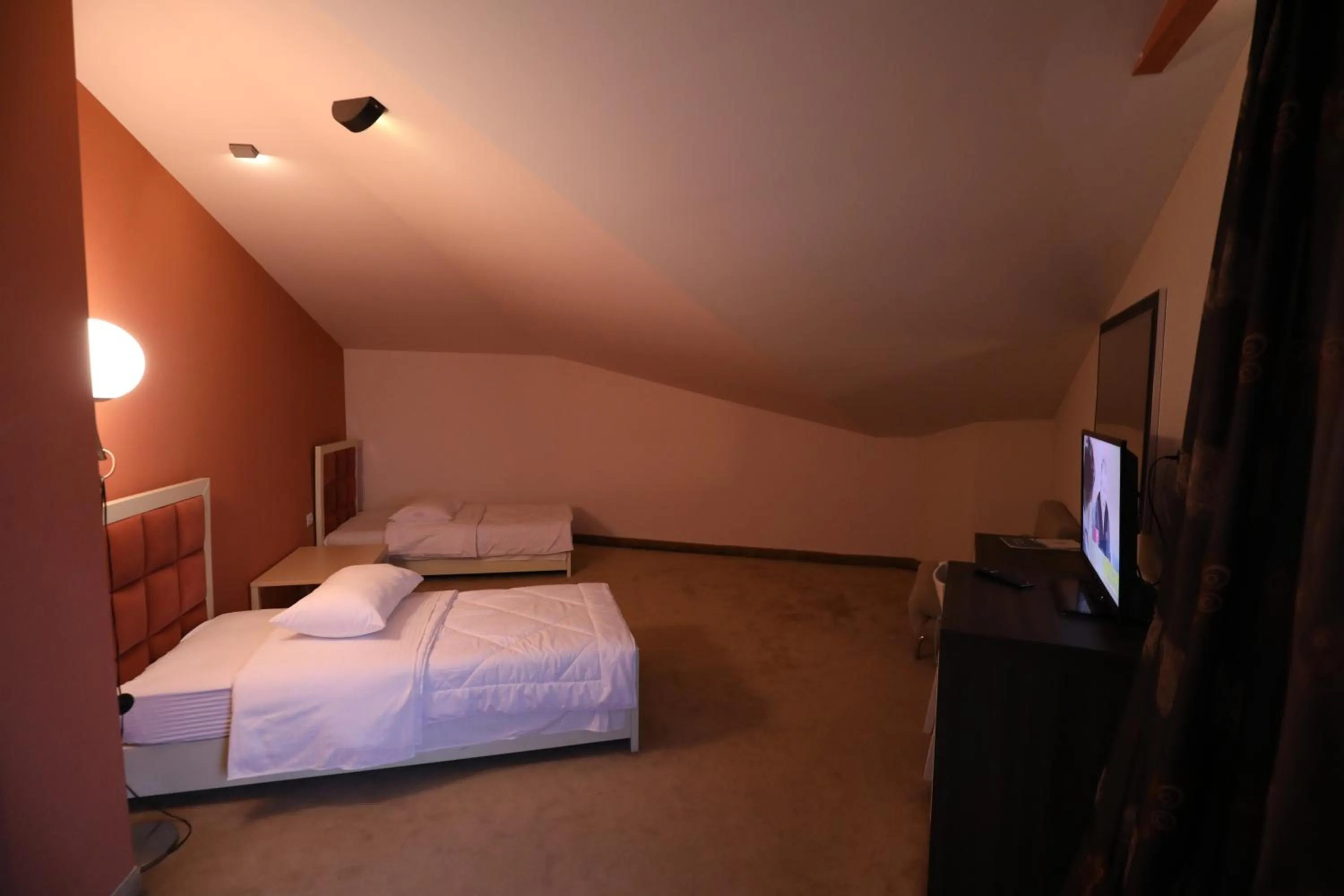 TV and multimedia, Bed in Hotel 1 Maji