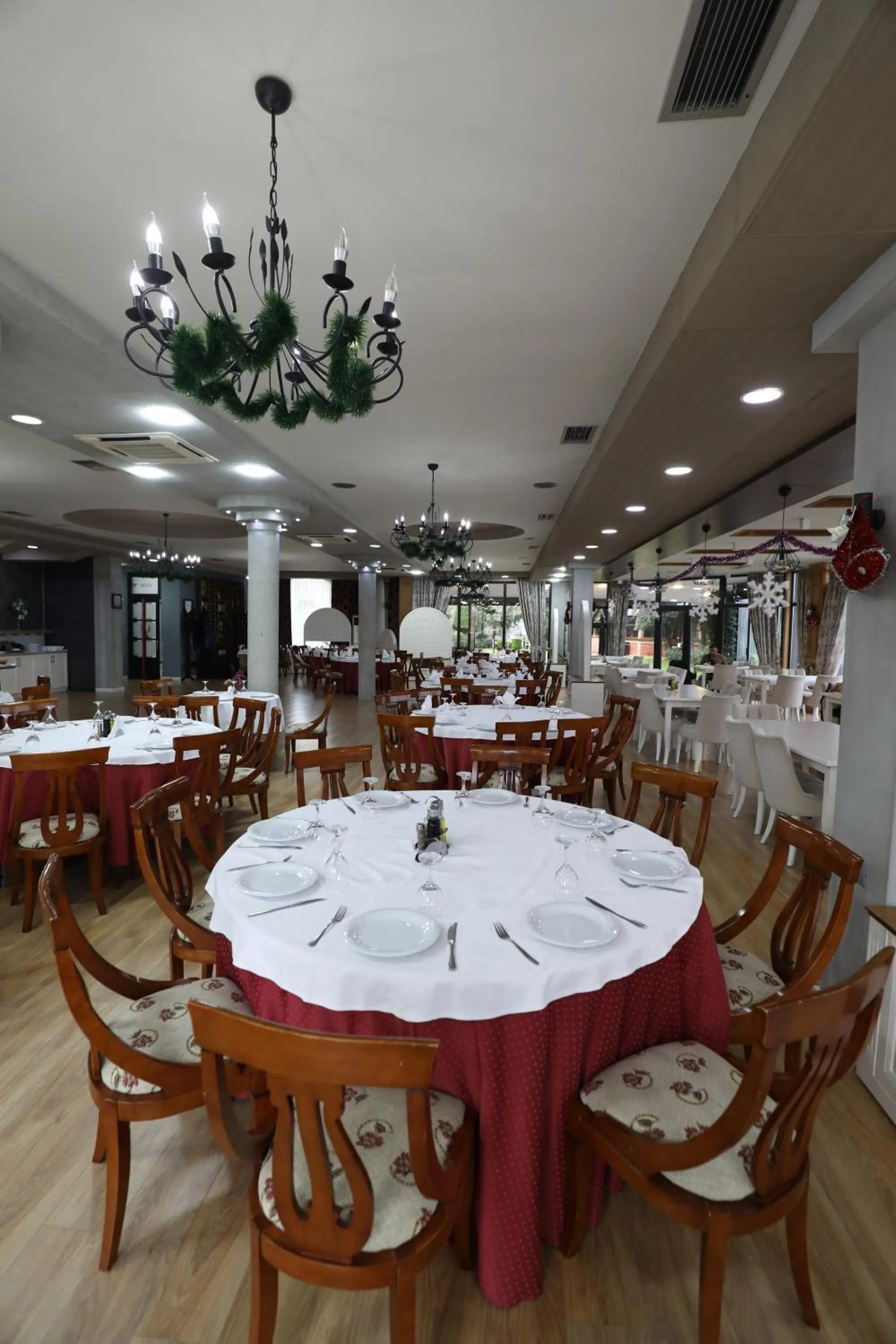 Restaurant/places to eat in Hotel 1 Maji