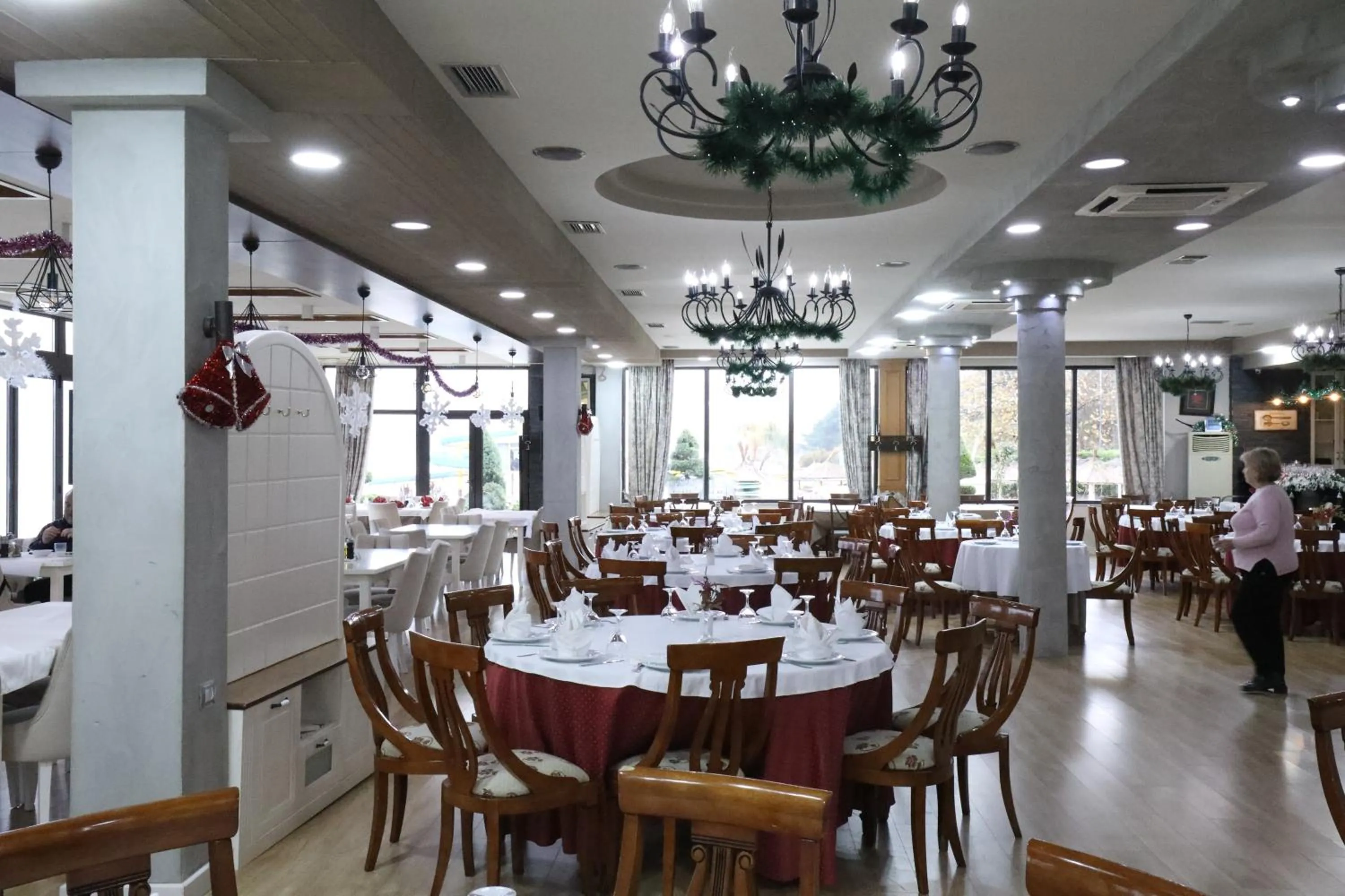 Restaurant/places to eat in Hotel 1 Maji