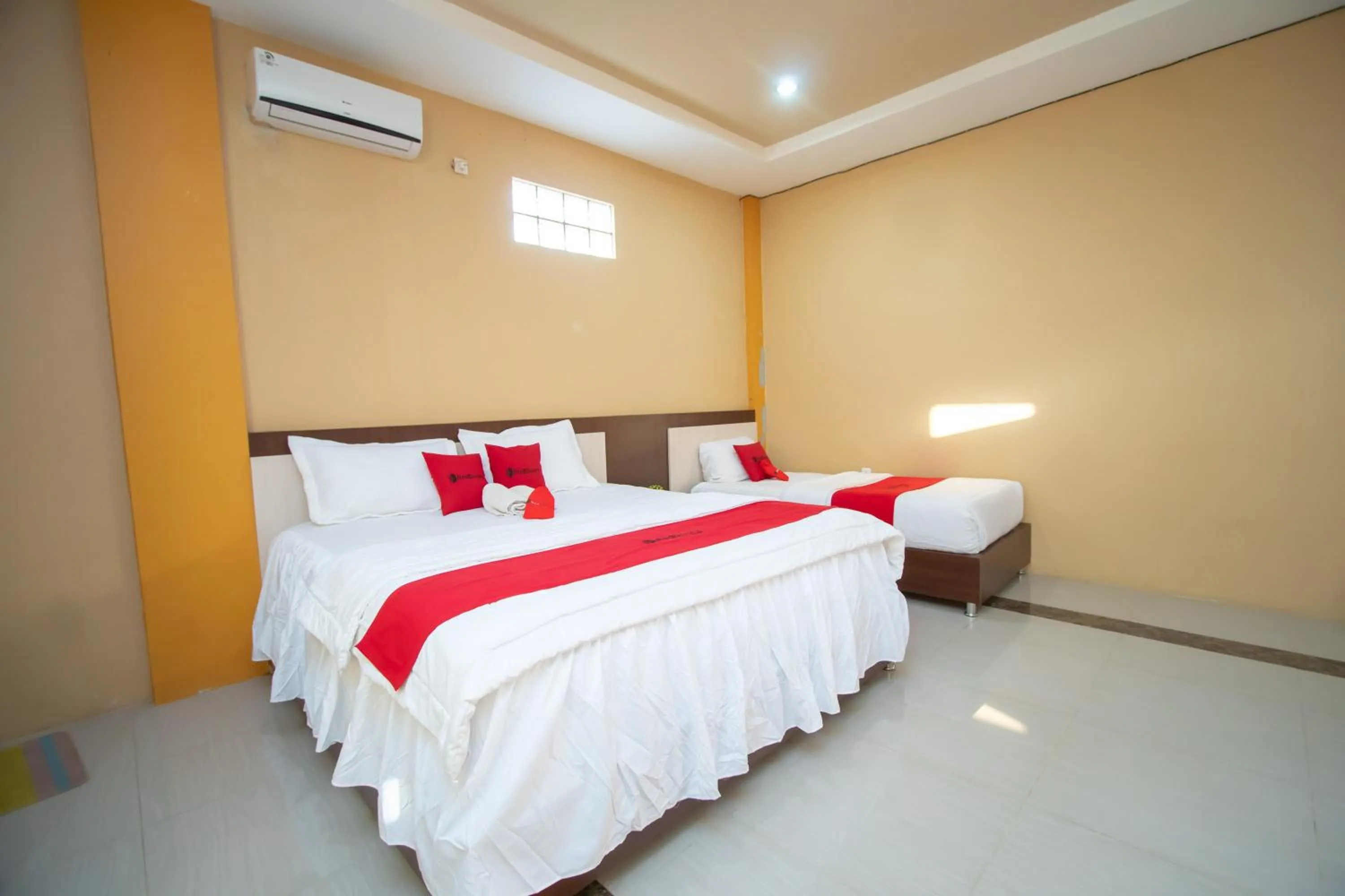 Bedroom, Bed in RedDoorz Syariah @ Jalan Gajah Mada Meulaboh