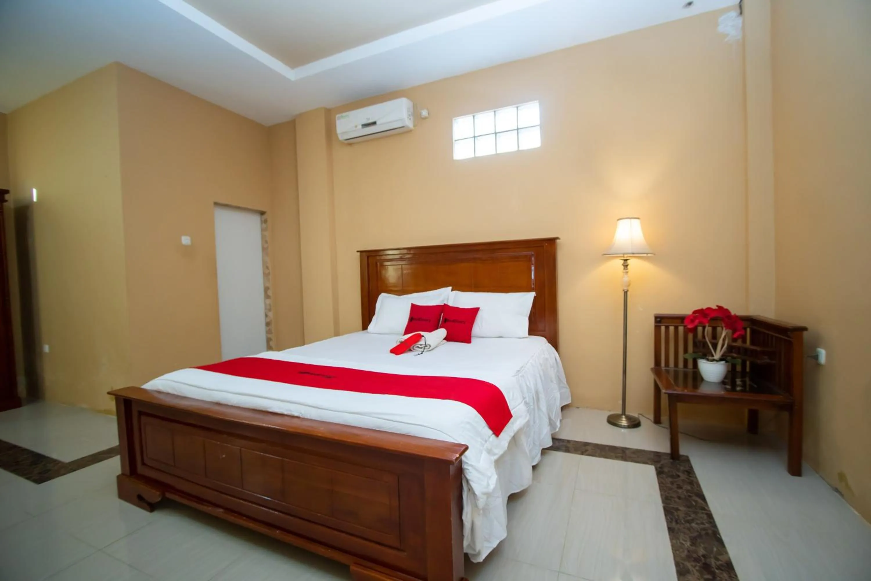 Bedroom, Bed in RedDoorz Syariah @ Jalan Gajah Mada Meulaboh