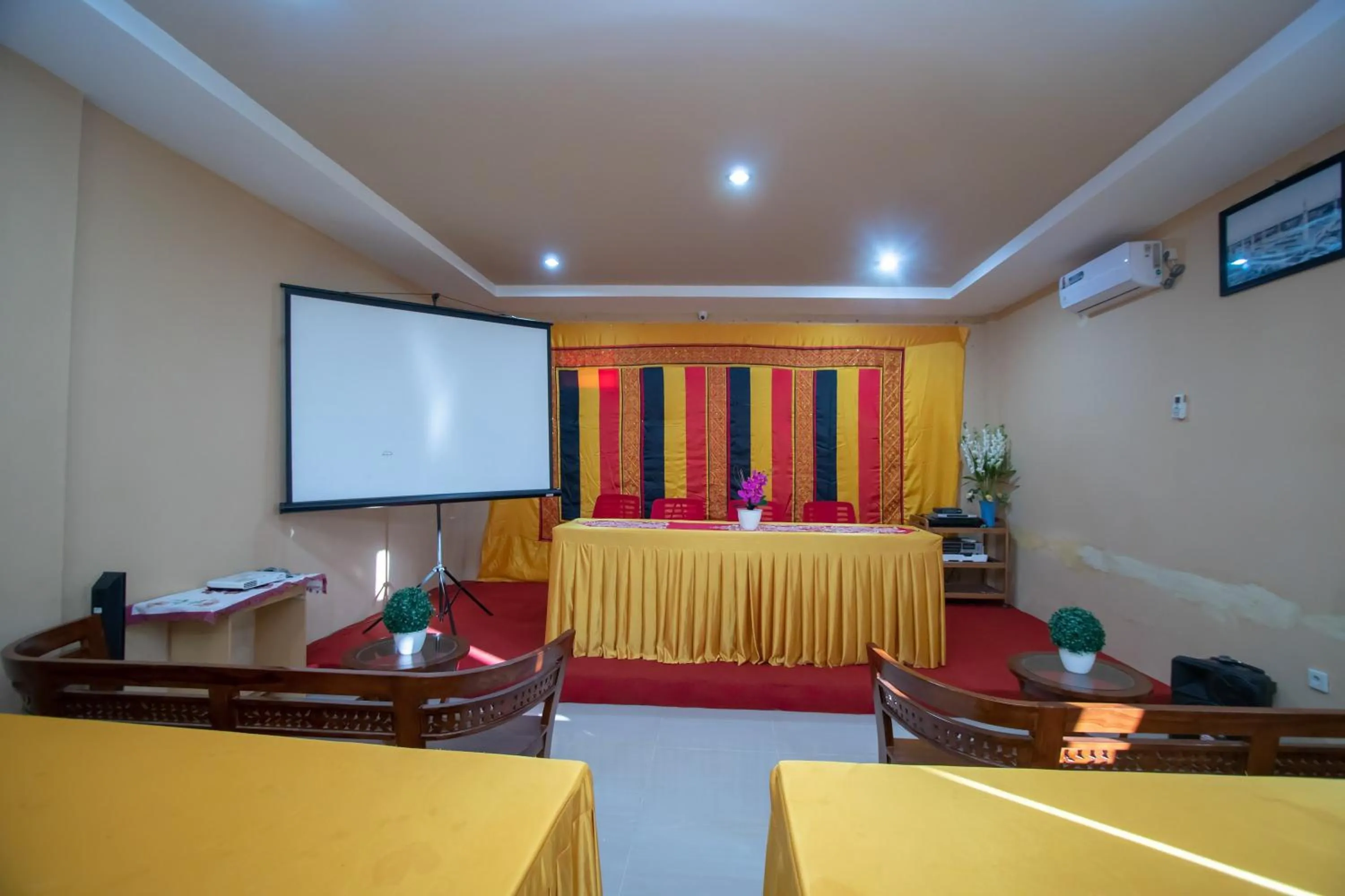 Meeting/conference room in RedDoorz Syariah @ Jalan Gajah Mada Meulaboh