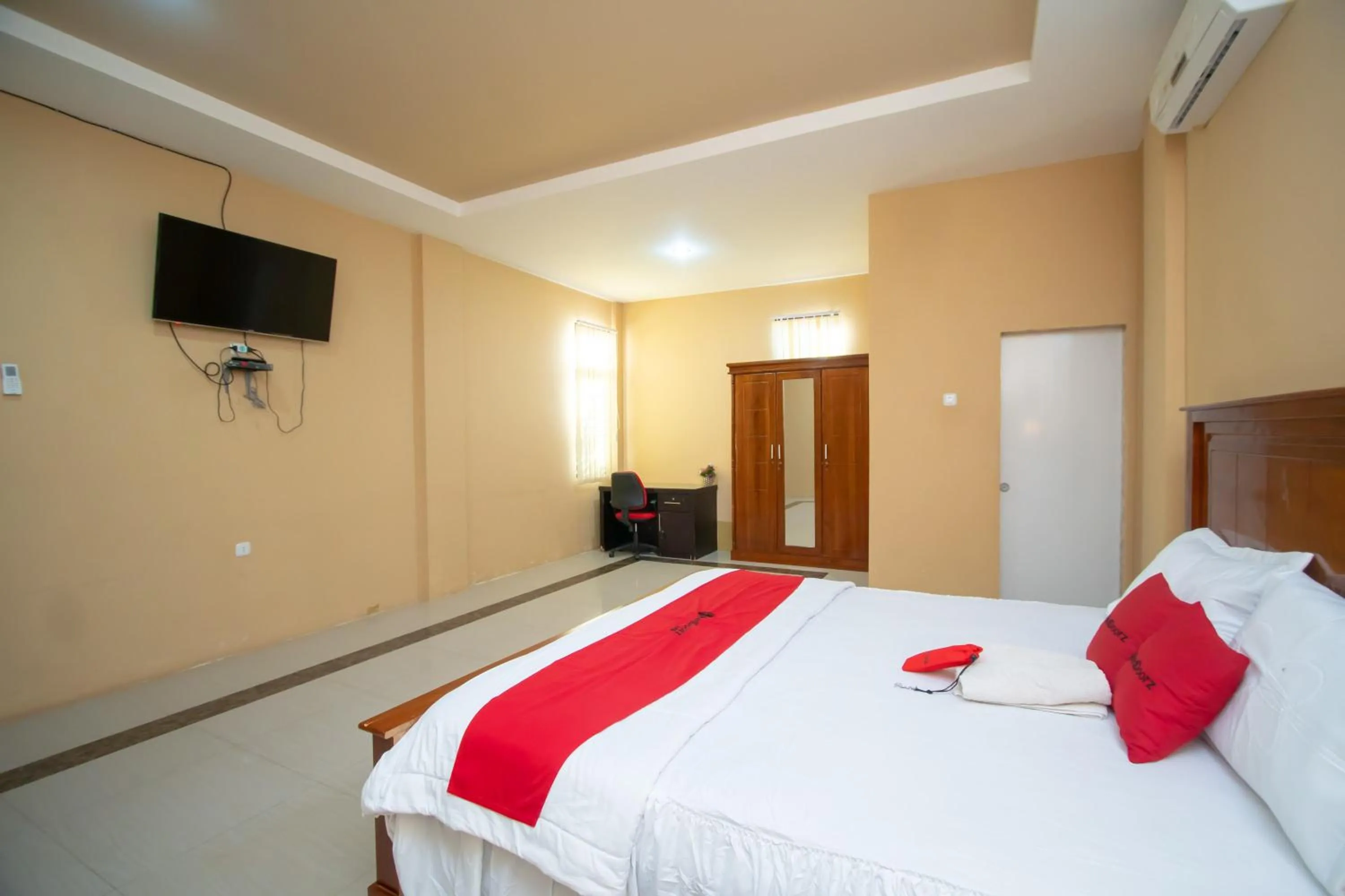 Bedroom, Bed in RedDoorz Syariah @ Jalan Gajah Mada Meulaboh