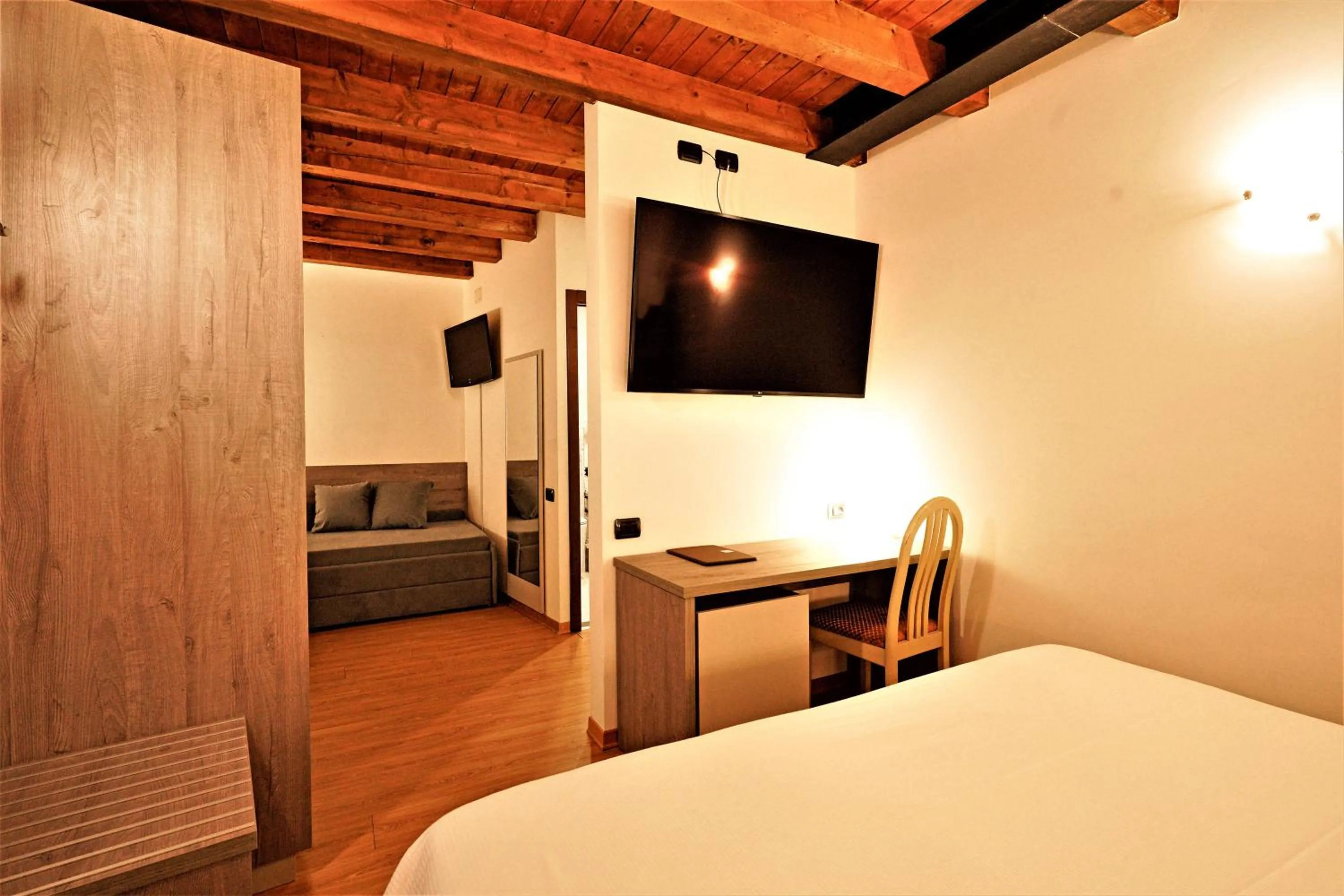 Photo of the whole room, Bed in Hotel James Joyce