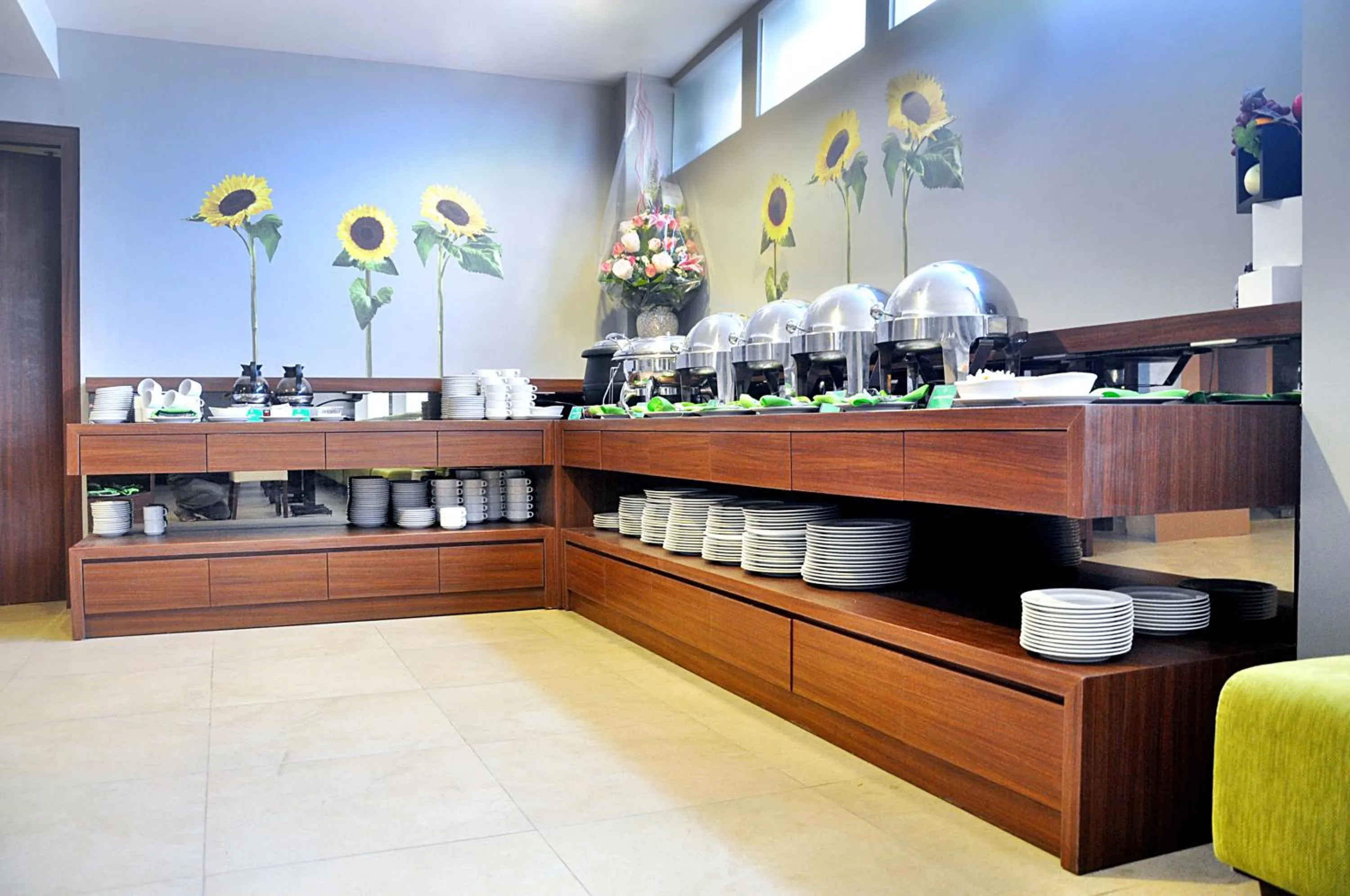 Restaurant/places to eat in Loji Hotel