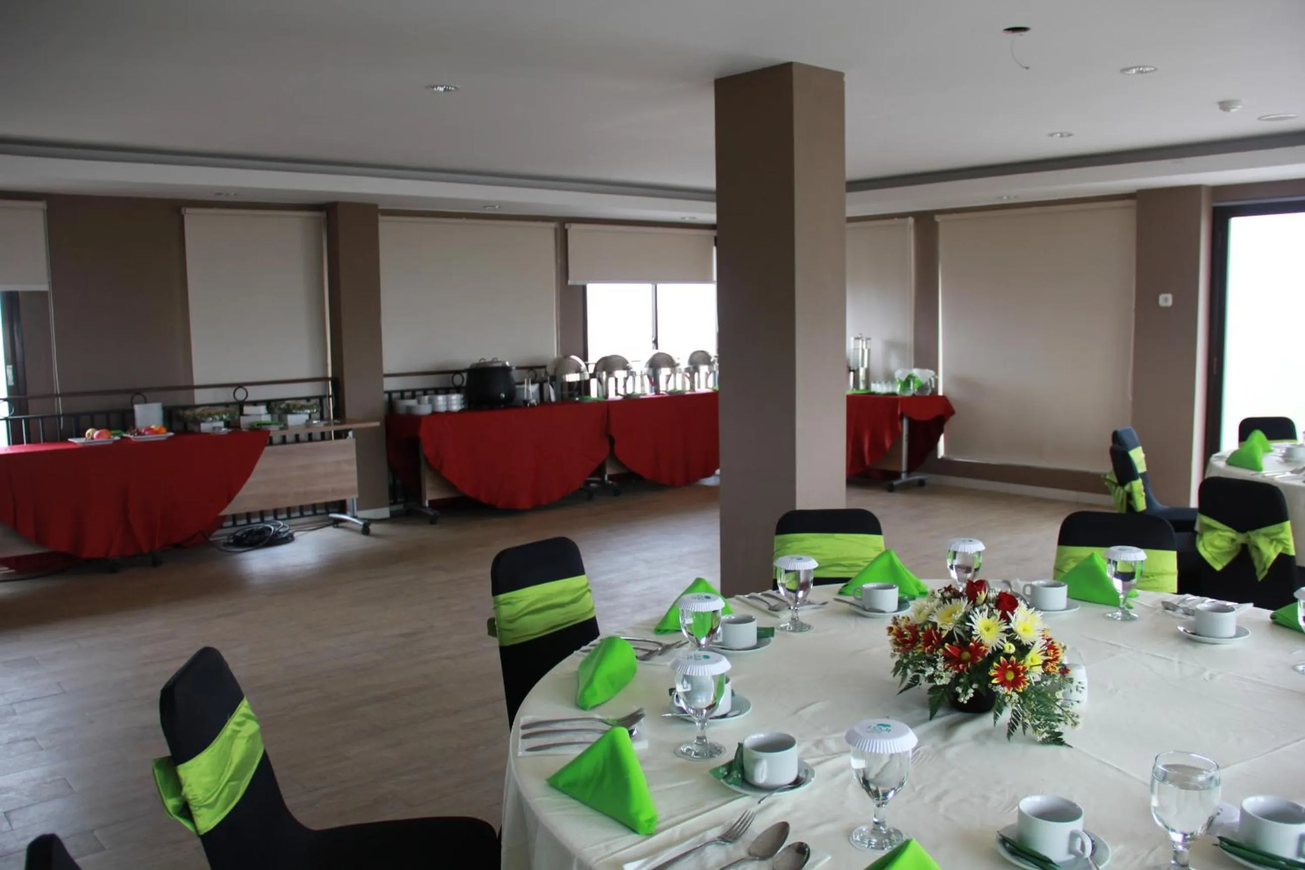 Restaurant/places to eat in Loji Hotel