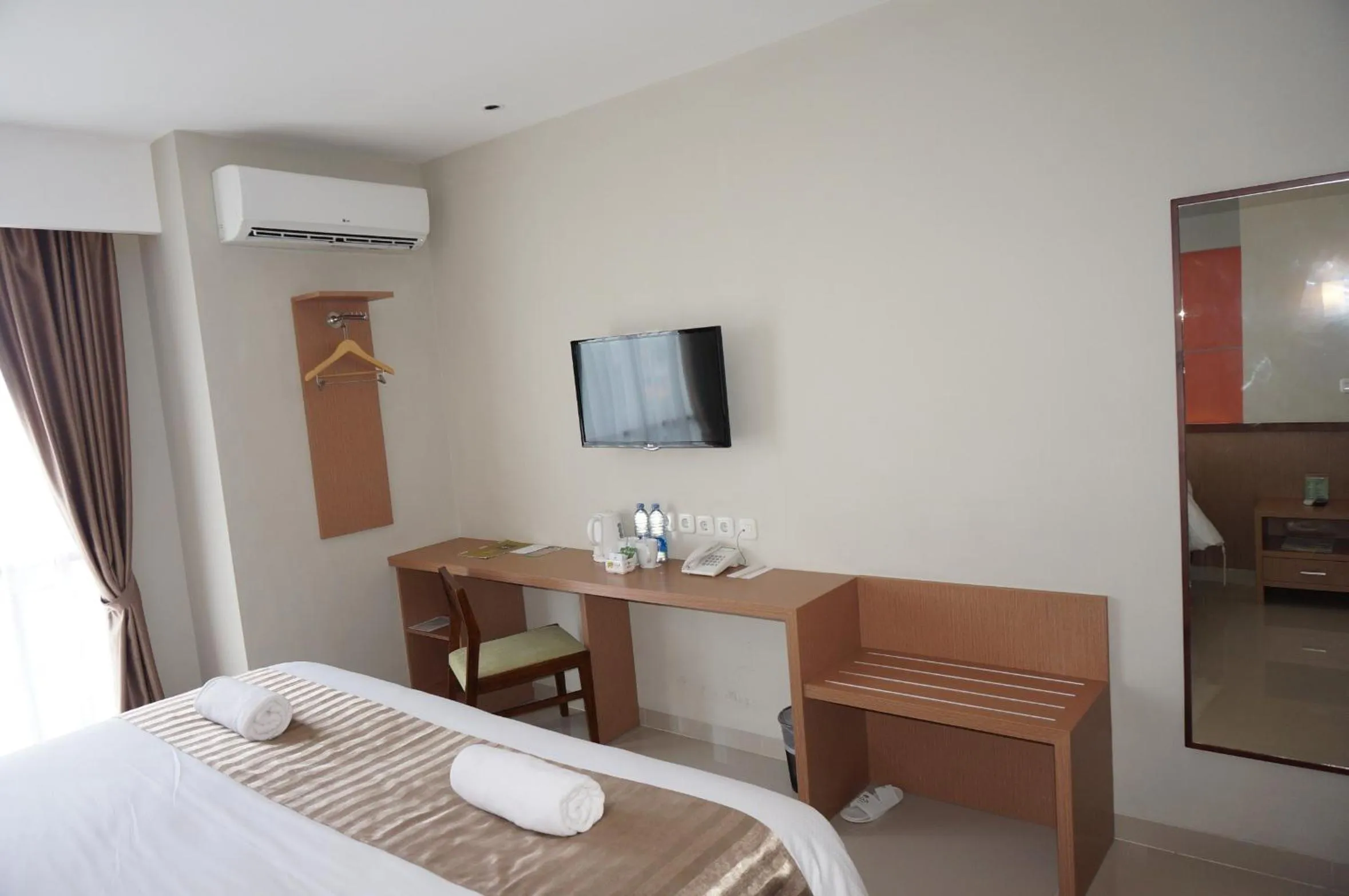 TV and multimedia, Bed in Loji Hotel