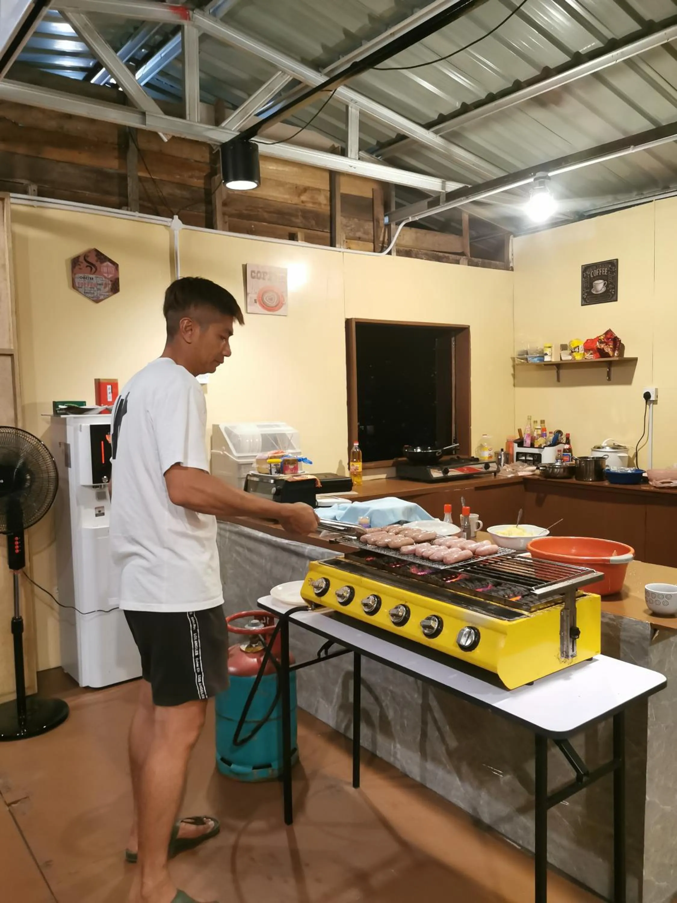 Kitchen or kitchenette in Timba Garden FREE TOWN AND JETTY TRANSPORT