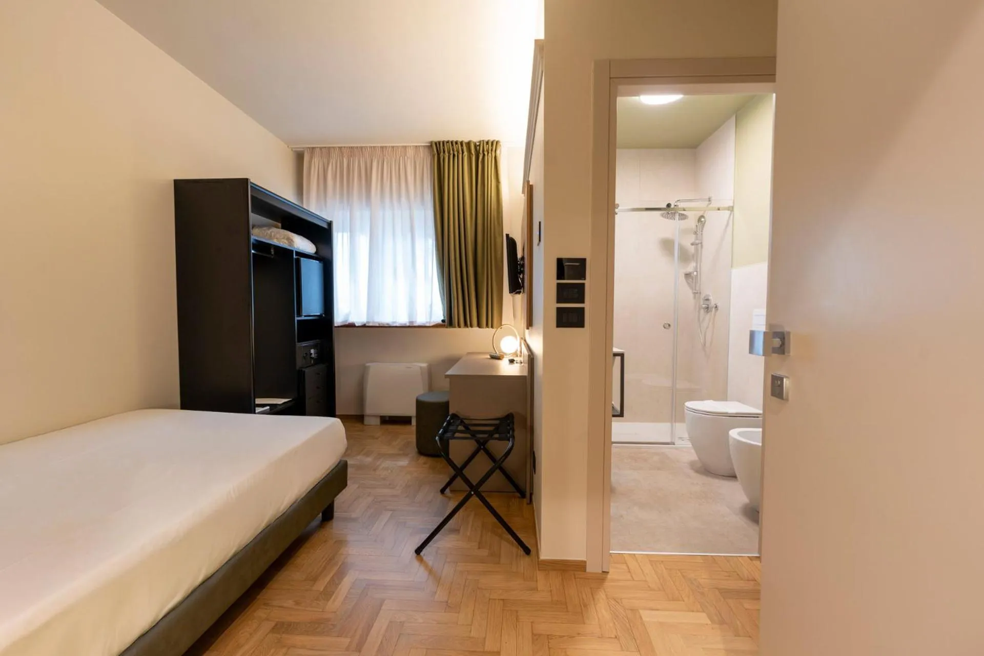 Shower, Bed in Cristal Palace Hotel