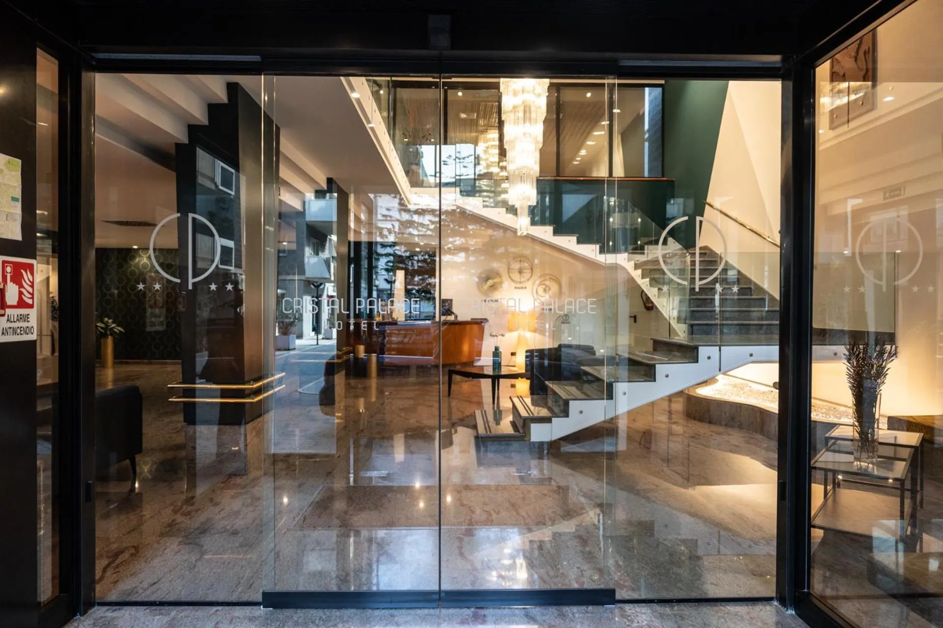 Restaurant/places to eat in Cristal Palace Hotel