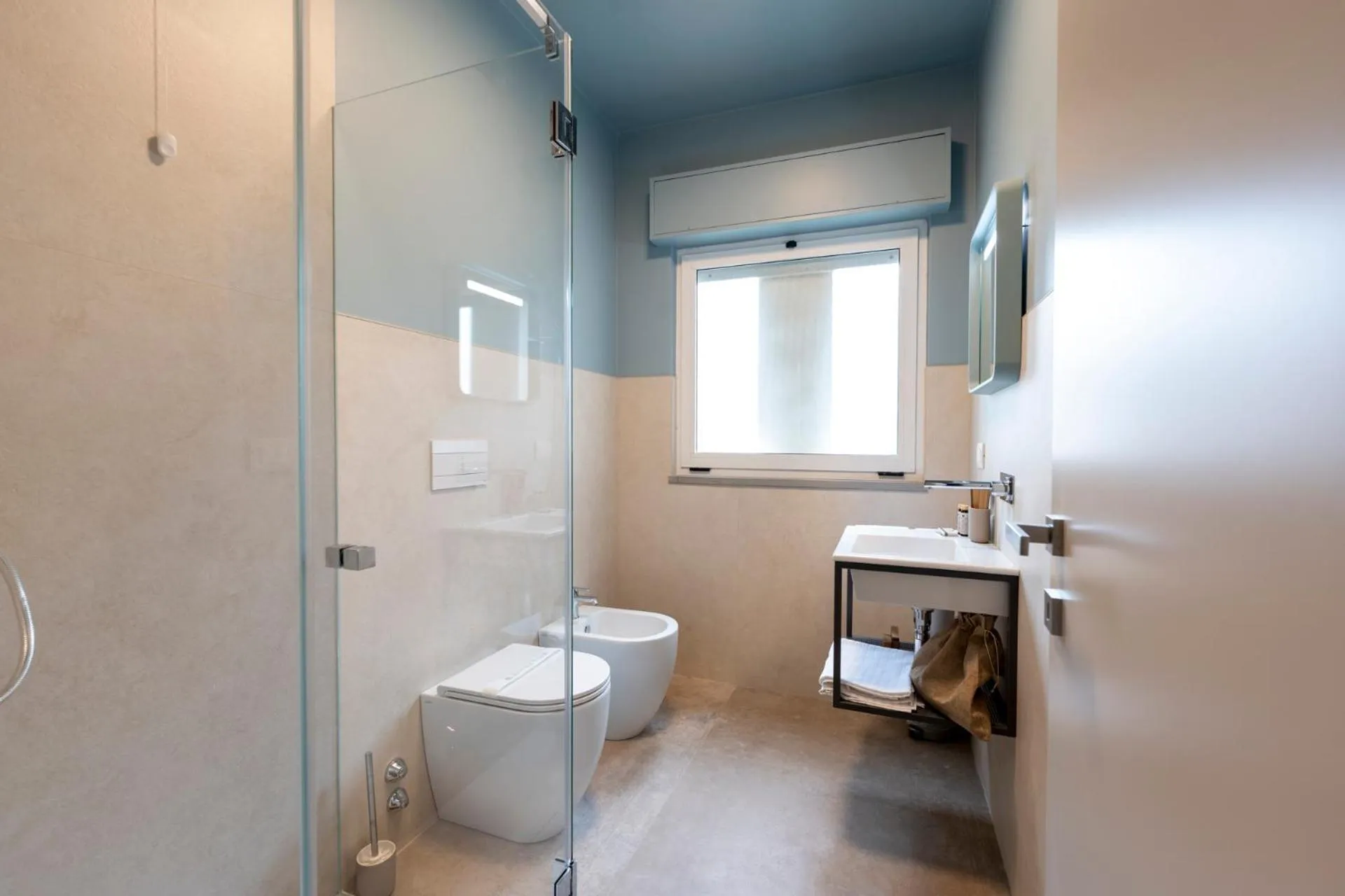 Shower in Cristal Palace Hotel