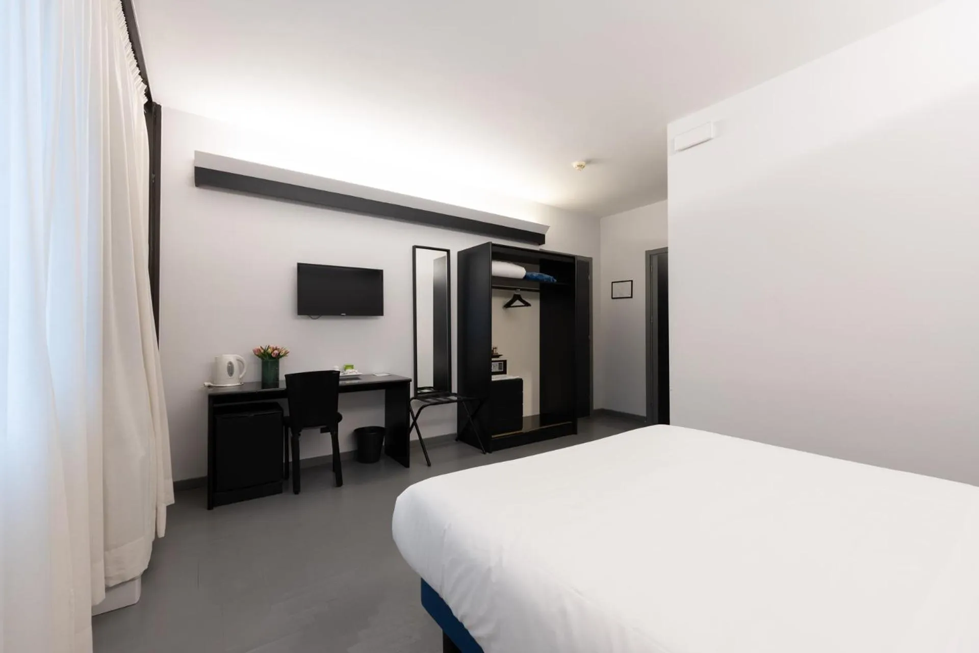 Photo of the whole room, Bed in Cristal Palace Hotel