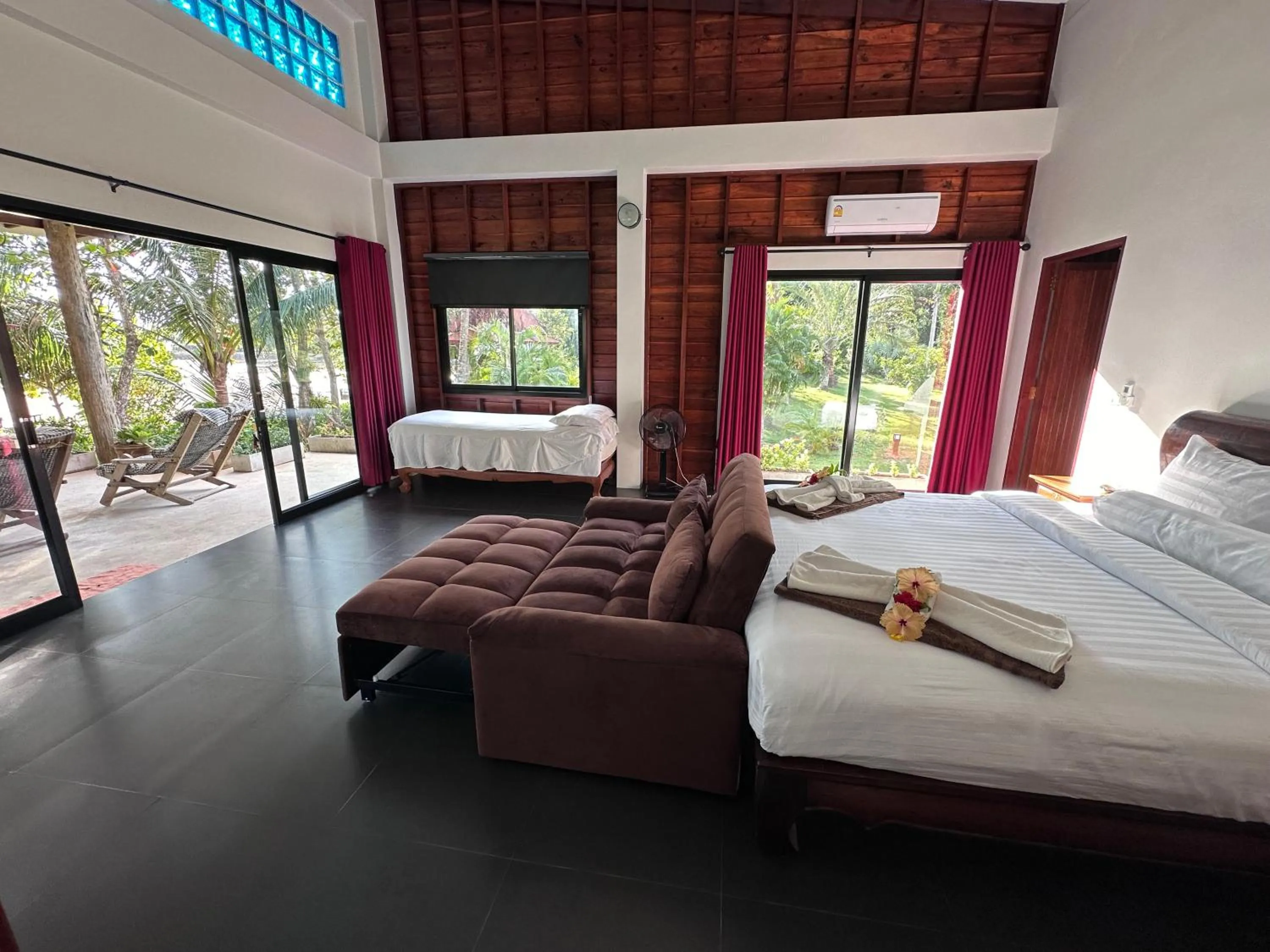 Photo of the whole room, Bed in Piman Pu