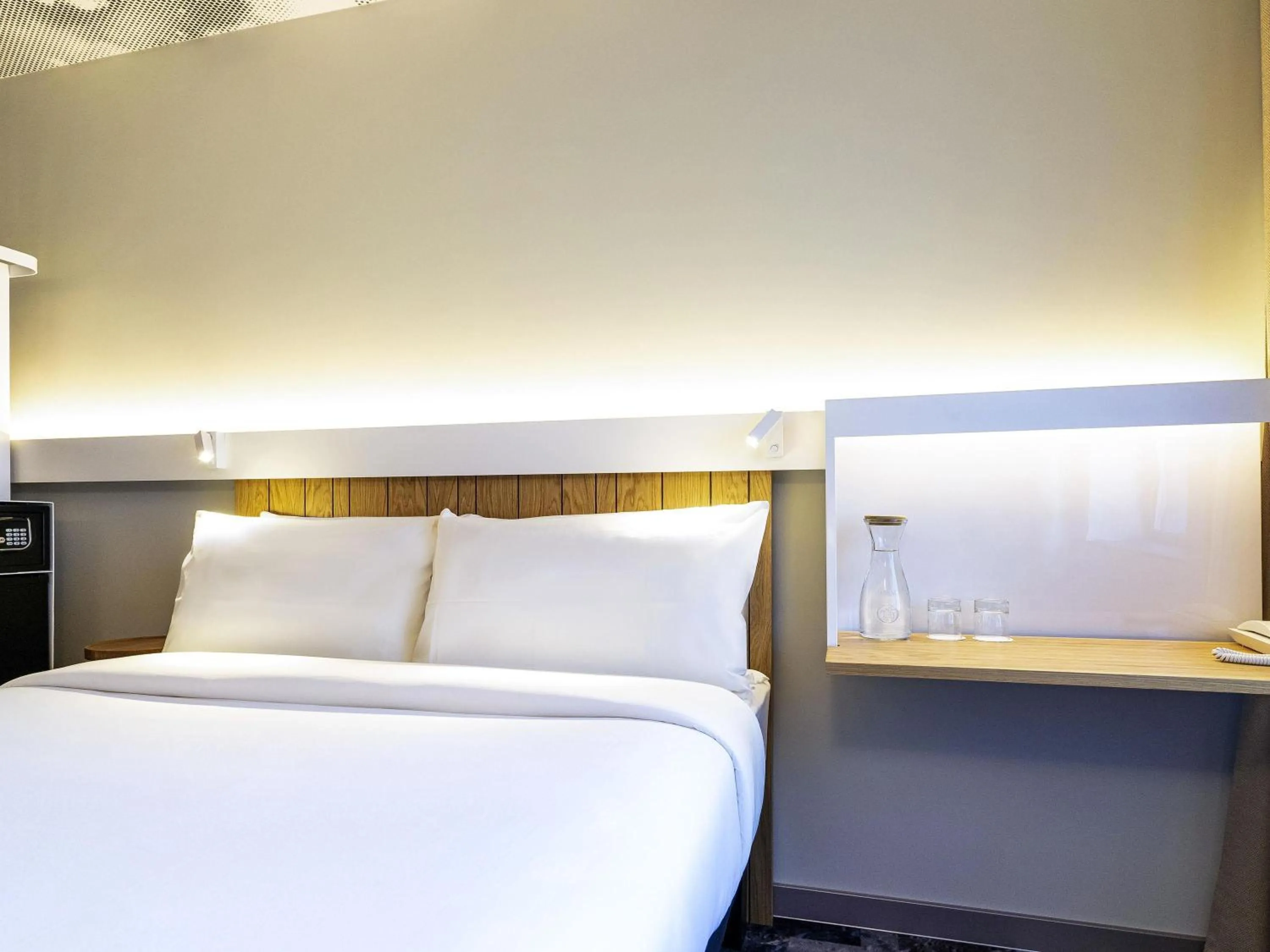 Bedroom, Bed in ibis Lviv Center