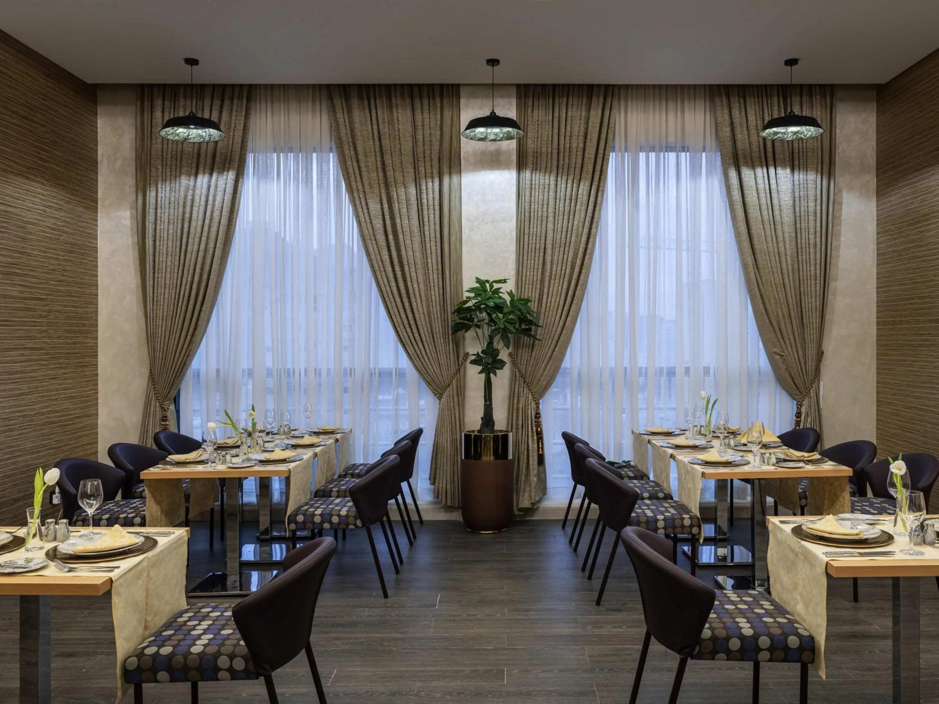 Restaurant/places to eat in Novotel Makkah Thakher City