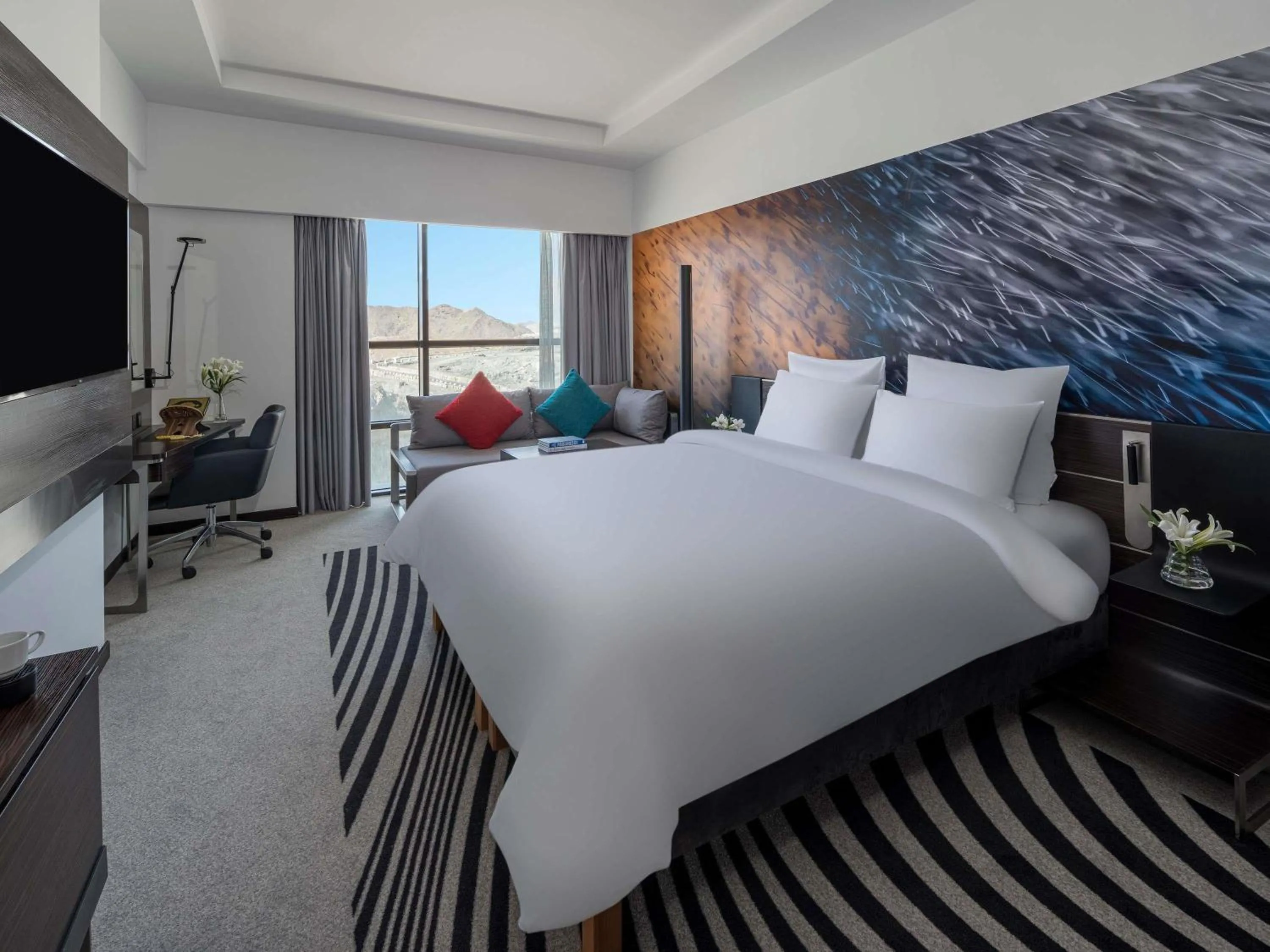 Property building, Bed in Novotel Makkah Thakher City