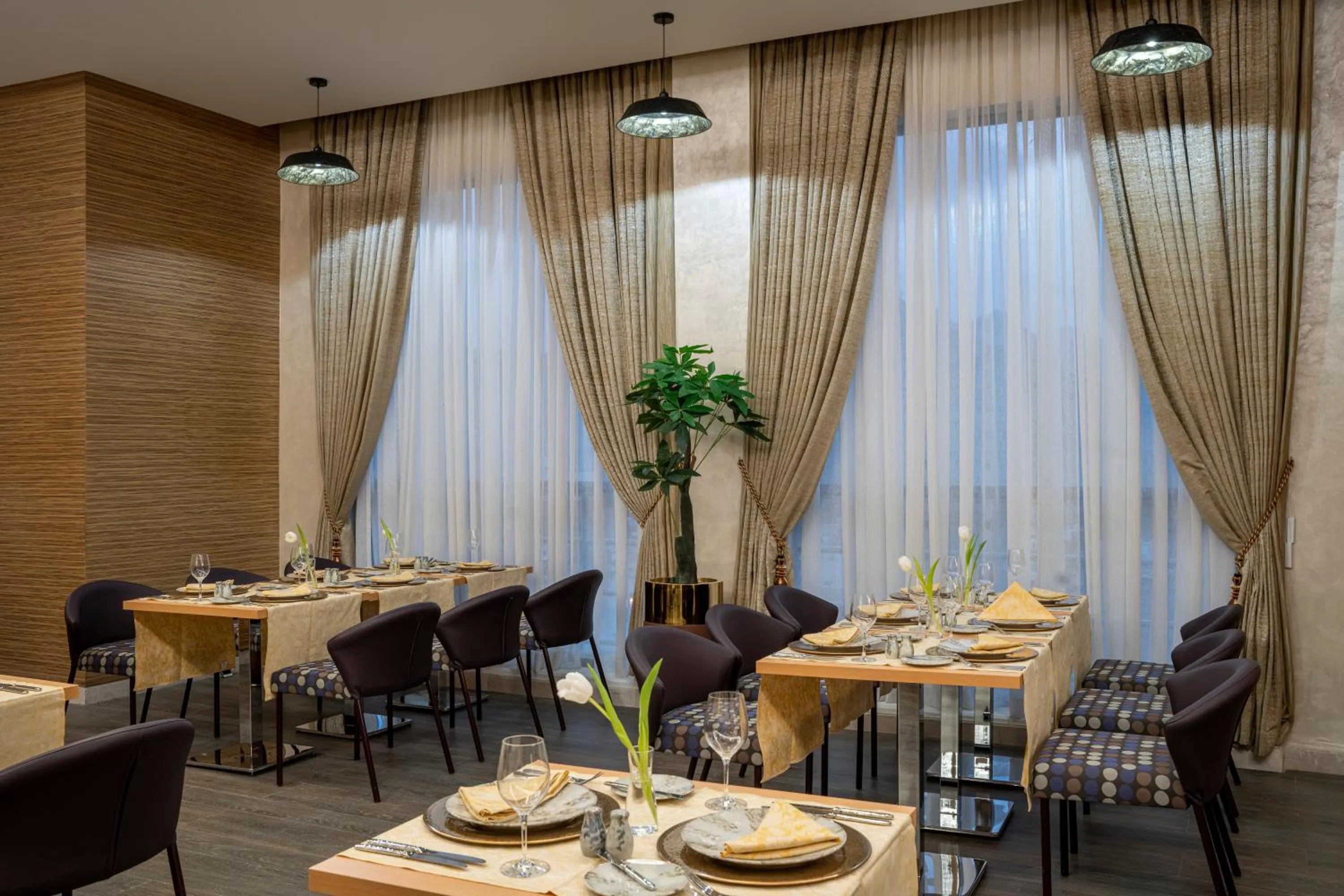 Restaurant/places to eat in Novotel Makkah Thakher City