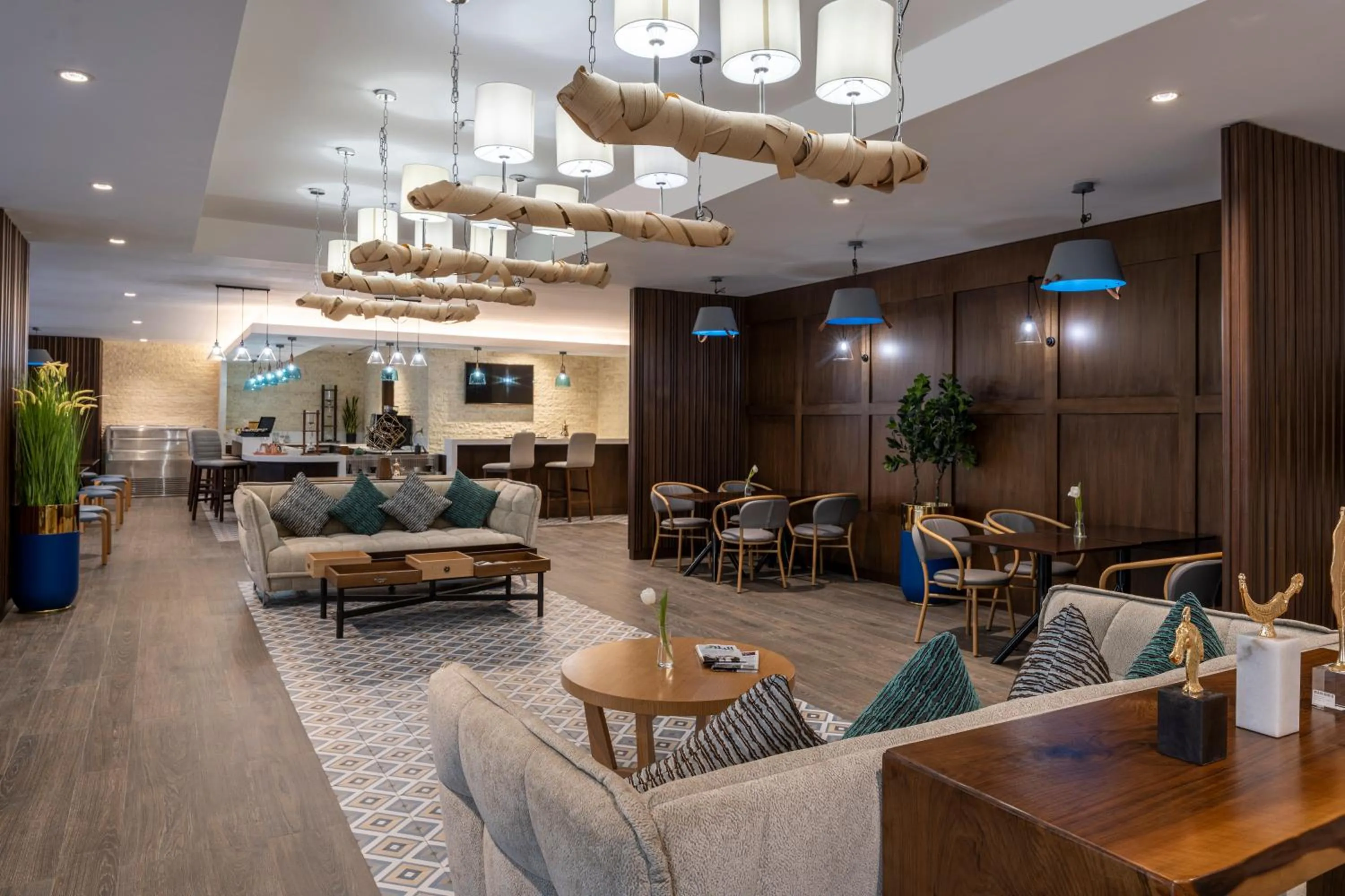 Restaurant/places to eat in Novotel Makkah Thakher City