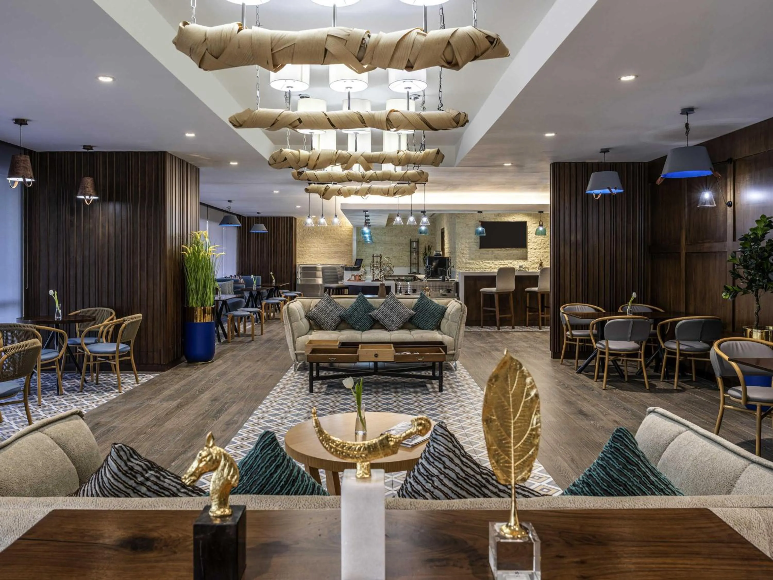 Restaurant/places to eat in Novotel Makkah Thakher City