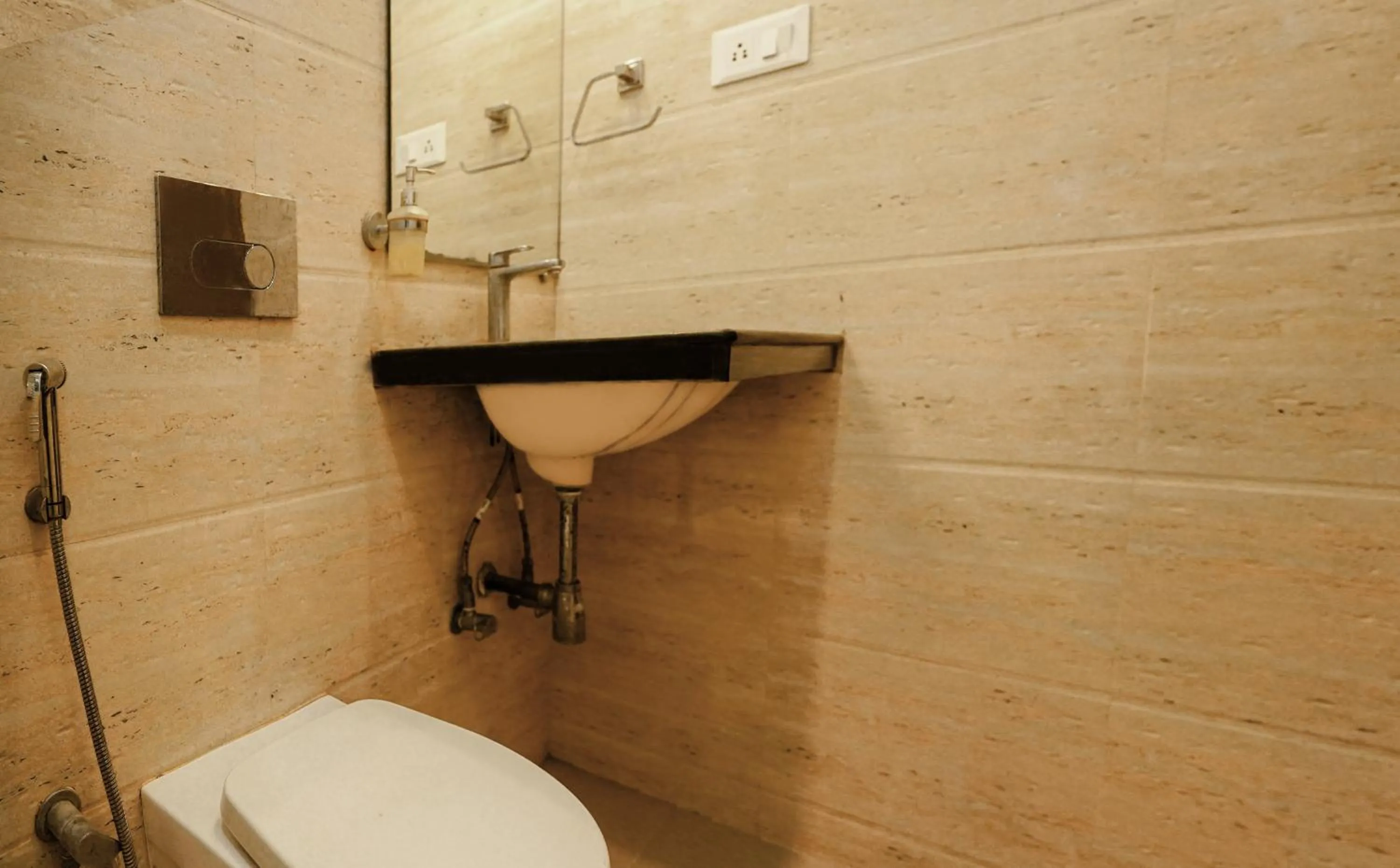 Bathroom in Sheldon Inn Kolkata