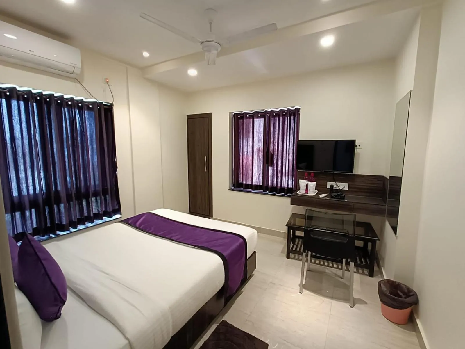 TV and multimedia, Bed in Sheldon Inn Kolkata