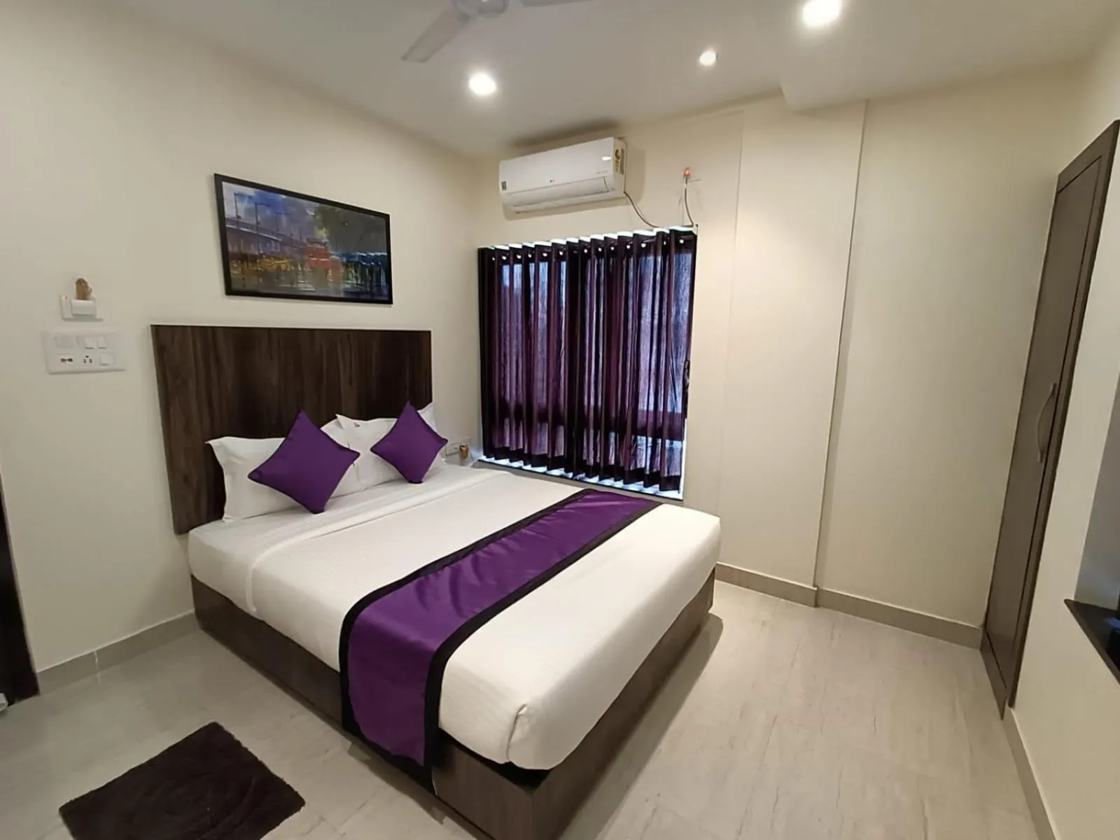 Bed in Sheldon Inn Kolkata