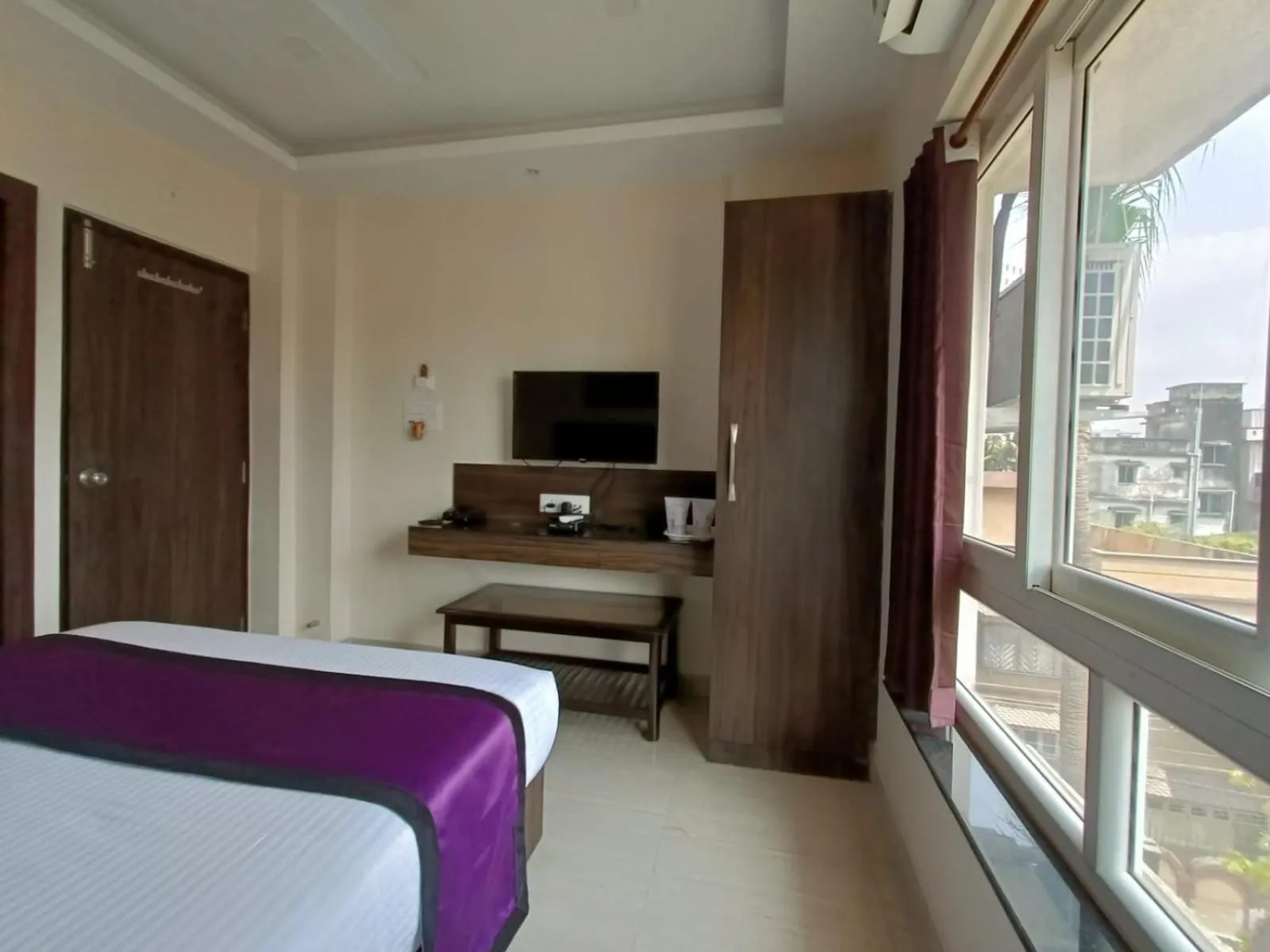 Communal lounge/ TV room, Bed in Sheldon Inn Kolkata