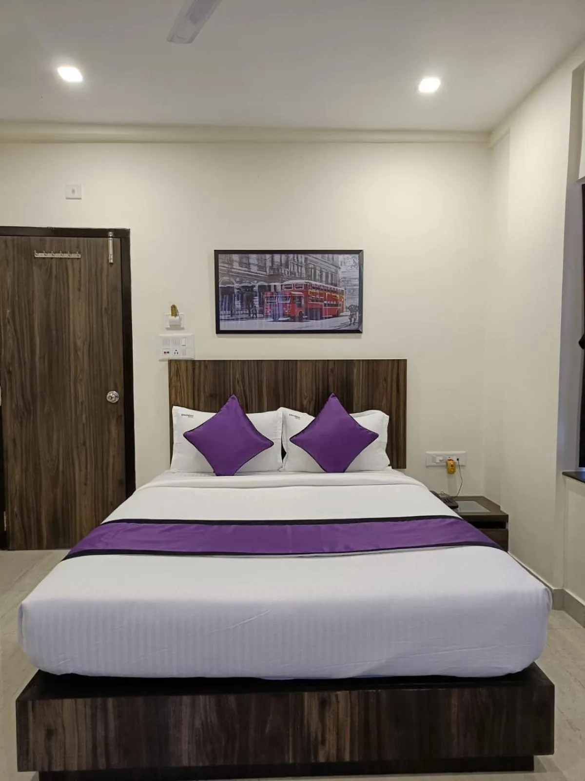 Bed in Sheldon Inn Kolkata