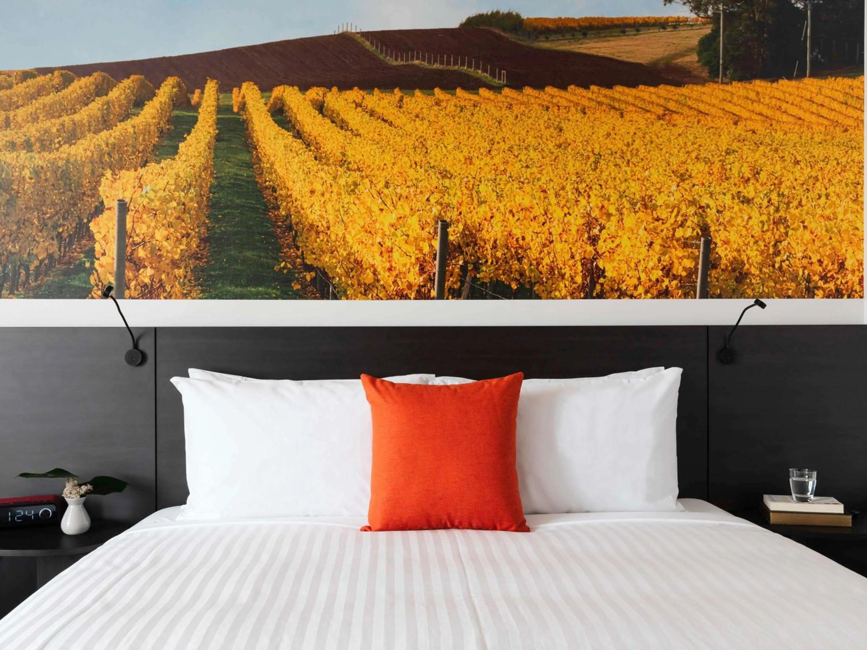 Bedroom, Bed in Novotel Devonport