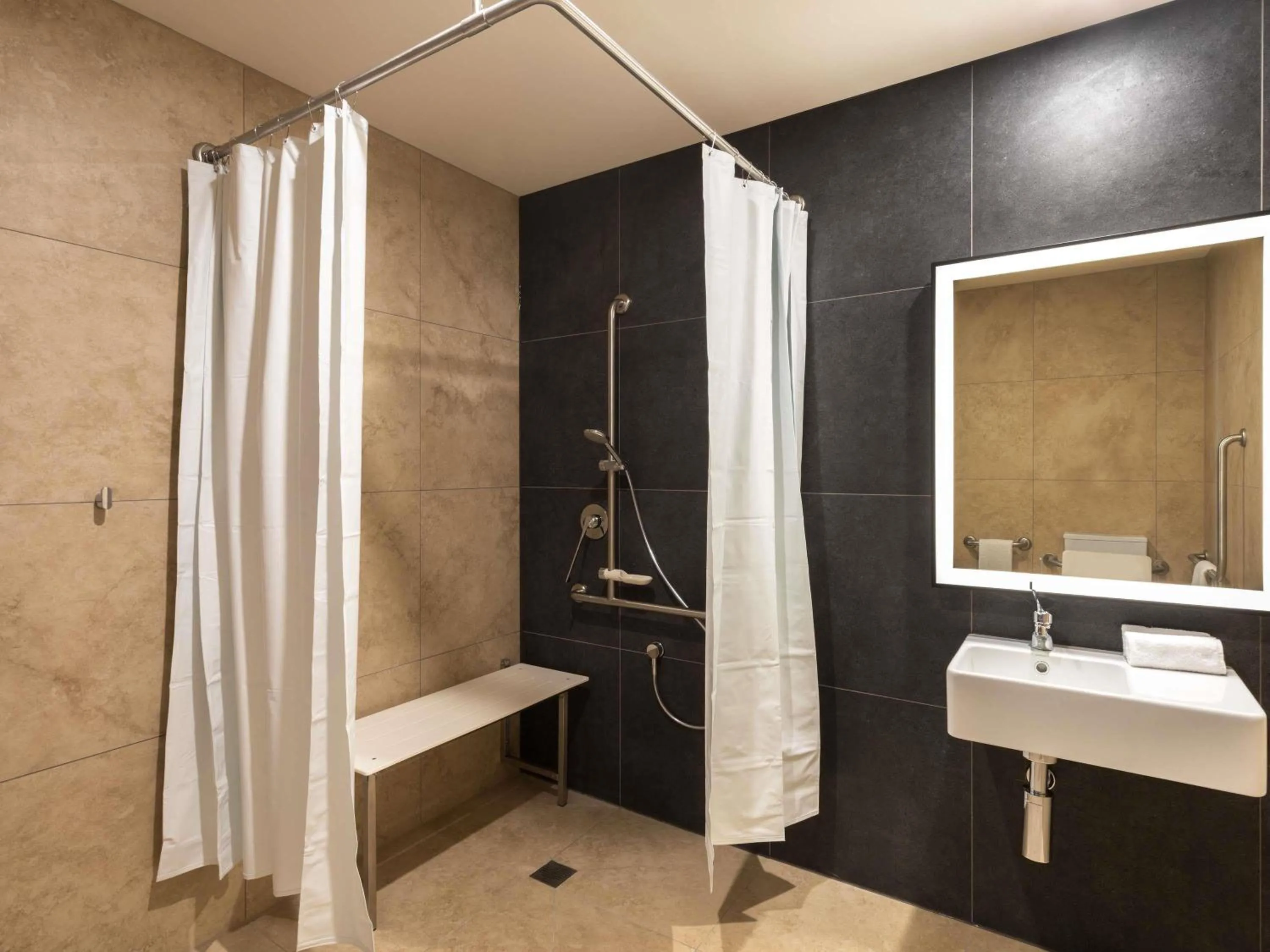 Bedroom in Novotel Devonport