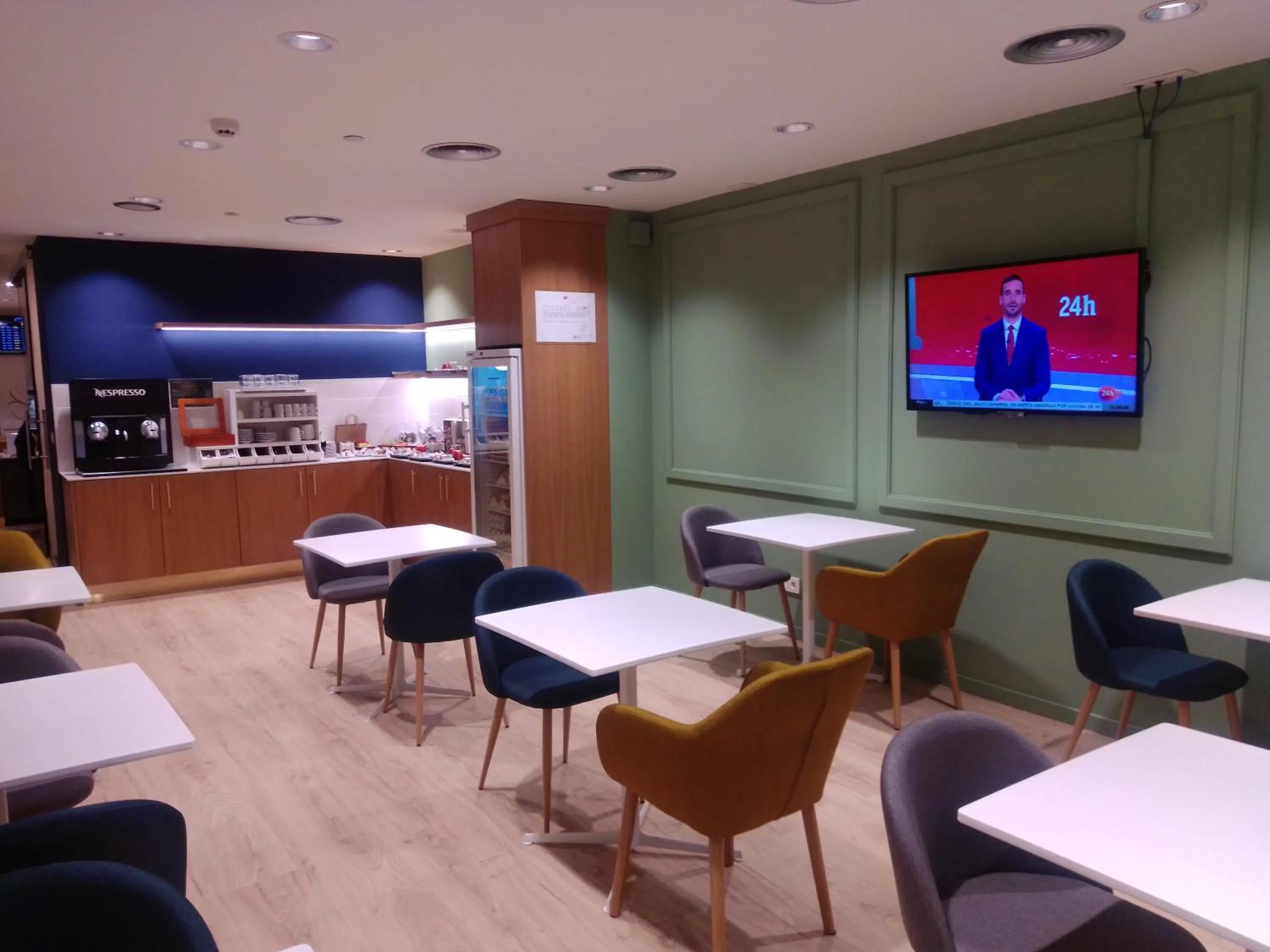 Communal lounge/ TV room in HelloSky Air Rooms Madrid