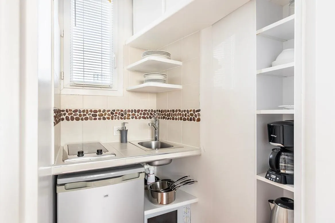 Kitchen or kitchenette in Appart Hôtel Résidence Courcelle