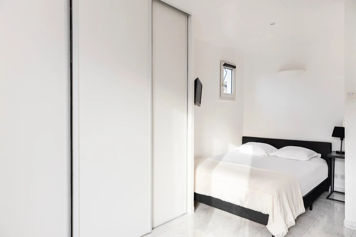 Bed in Appart Hôtel Résidence Courcelle