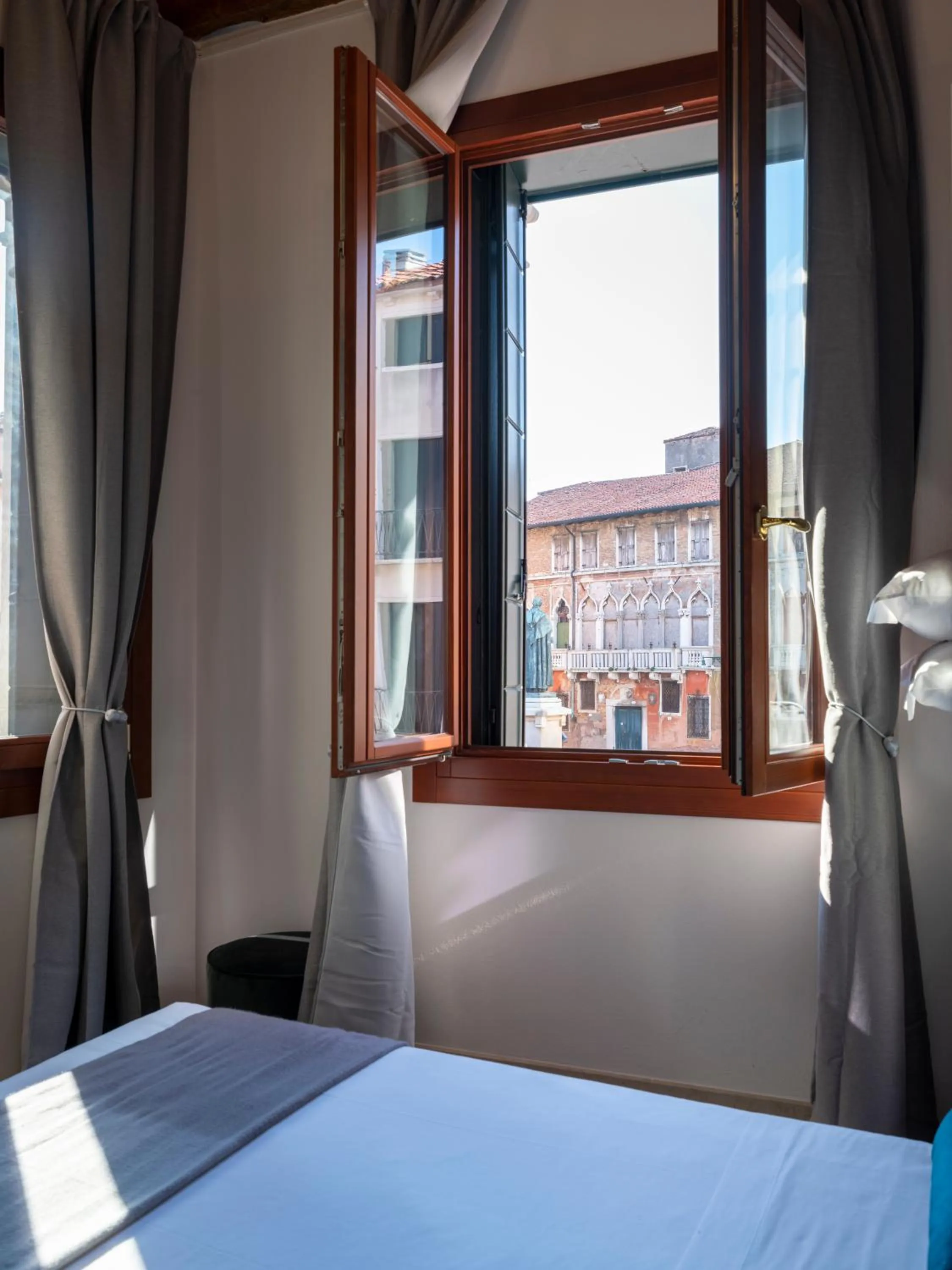 View (from property/room), Bed in Foscà Venice Rooms