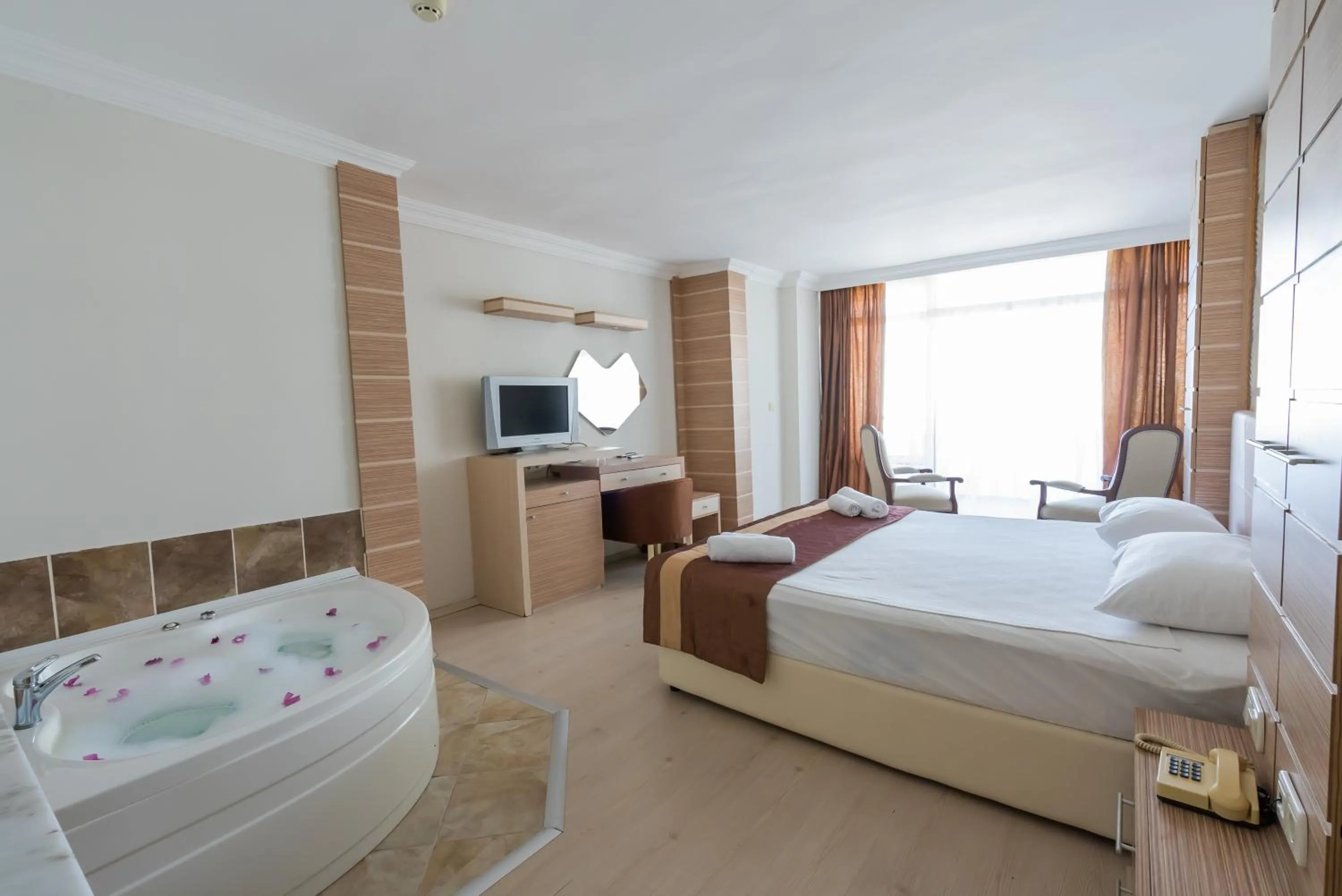 Hot Tub, Bed in Hotel Caprea