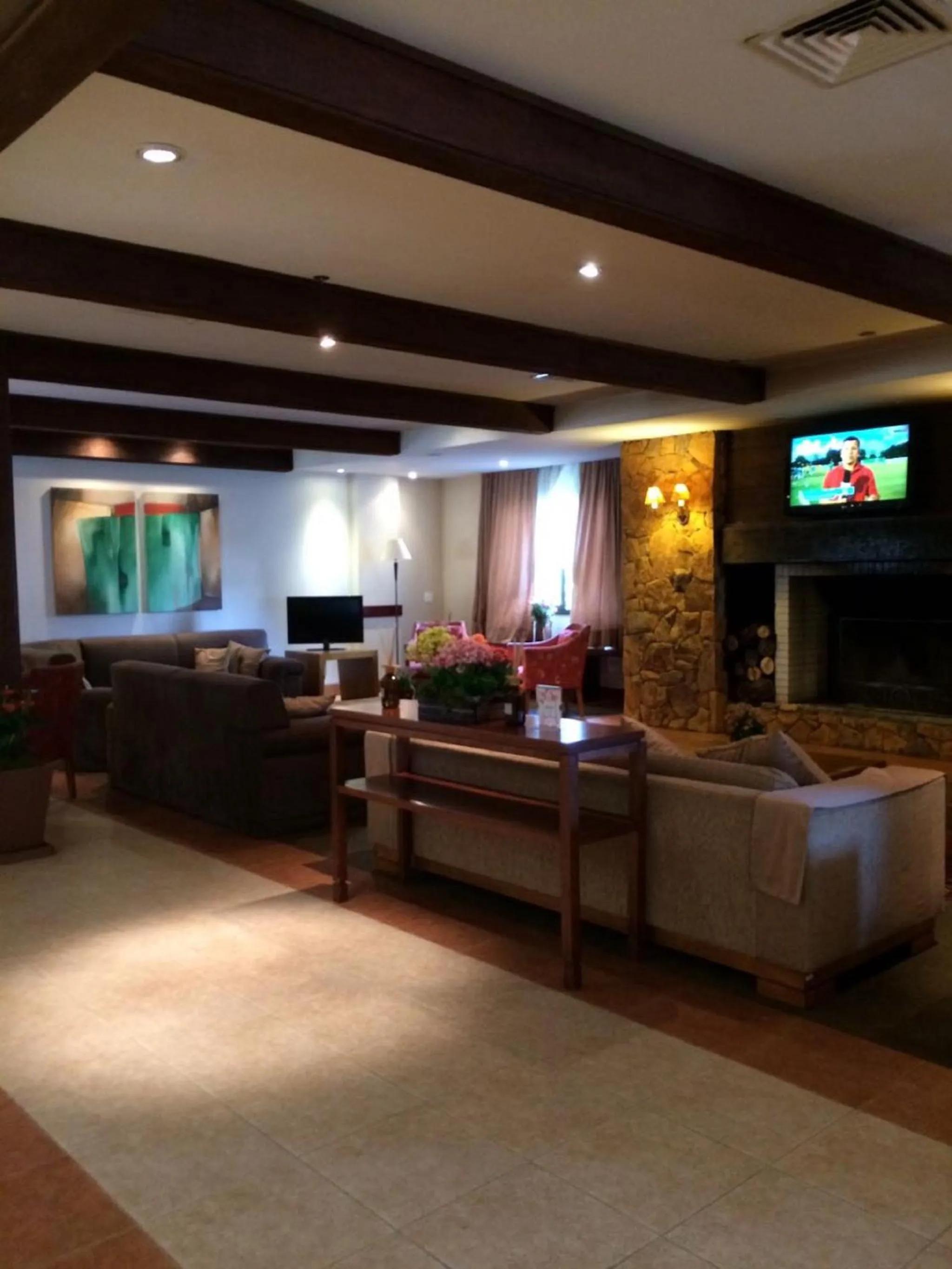 Communal lounge/ TV room in Flat em Gramado