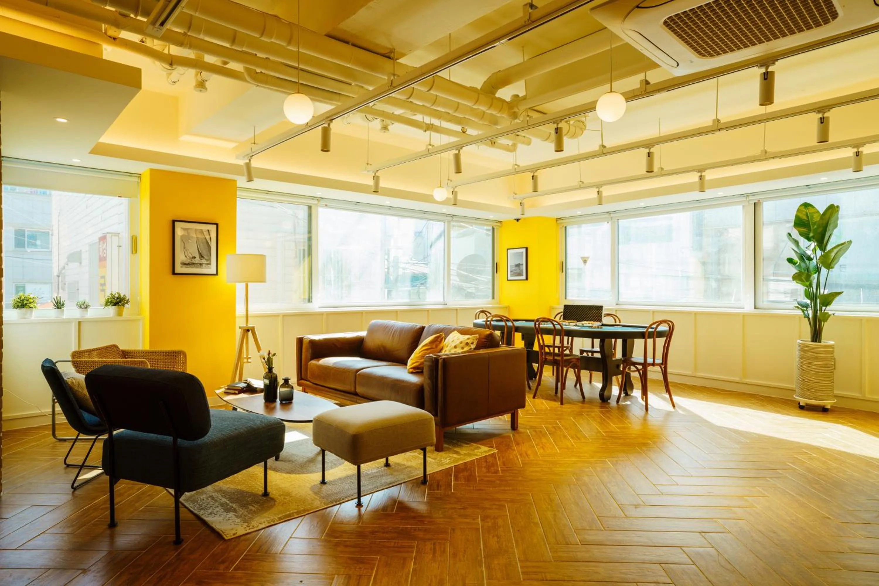 Communal lounge/ TV room in Hotel Pico